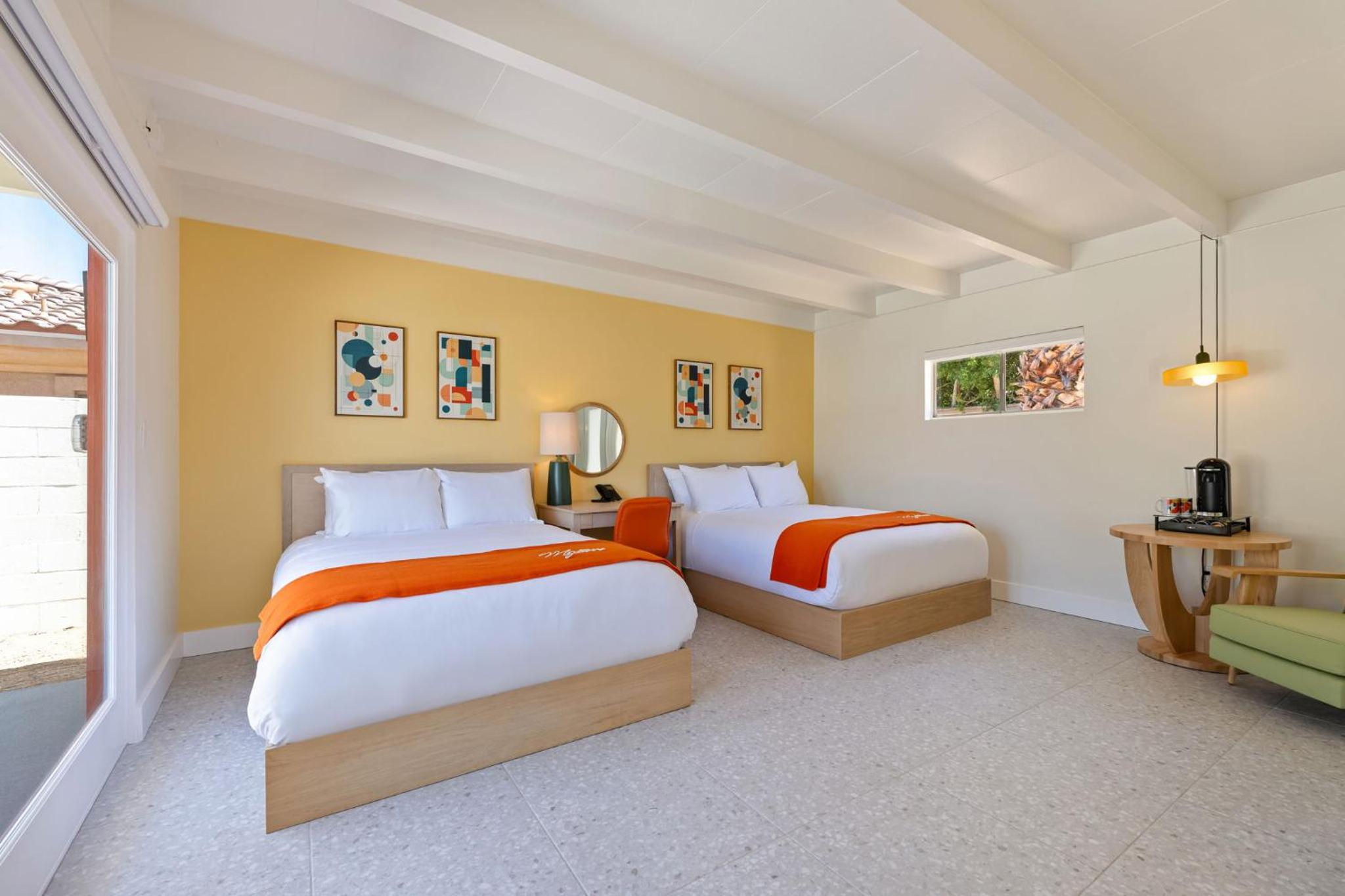 Standard Queen Room with Two Queen Beds - Photo 4
