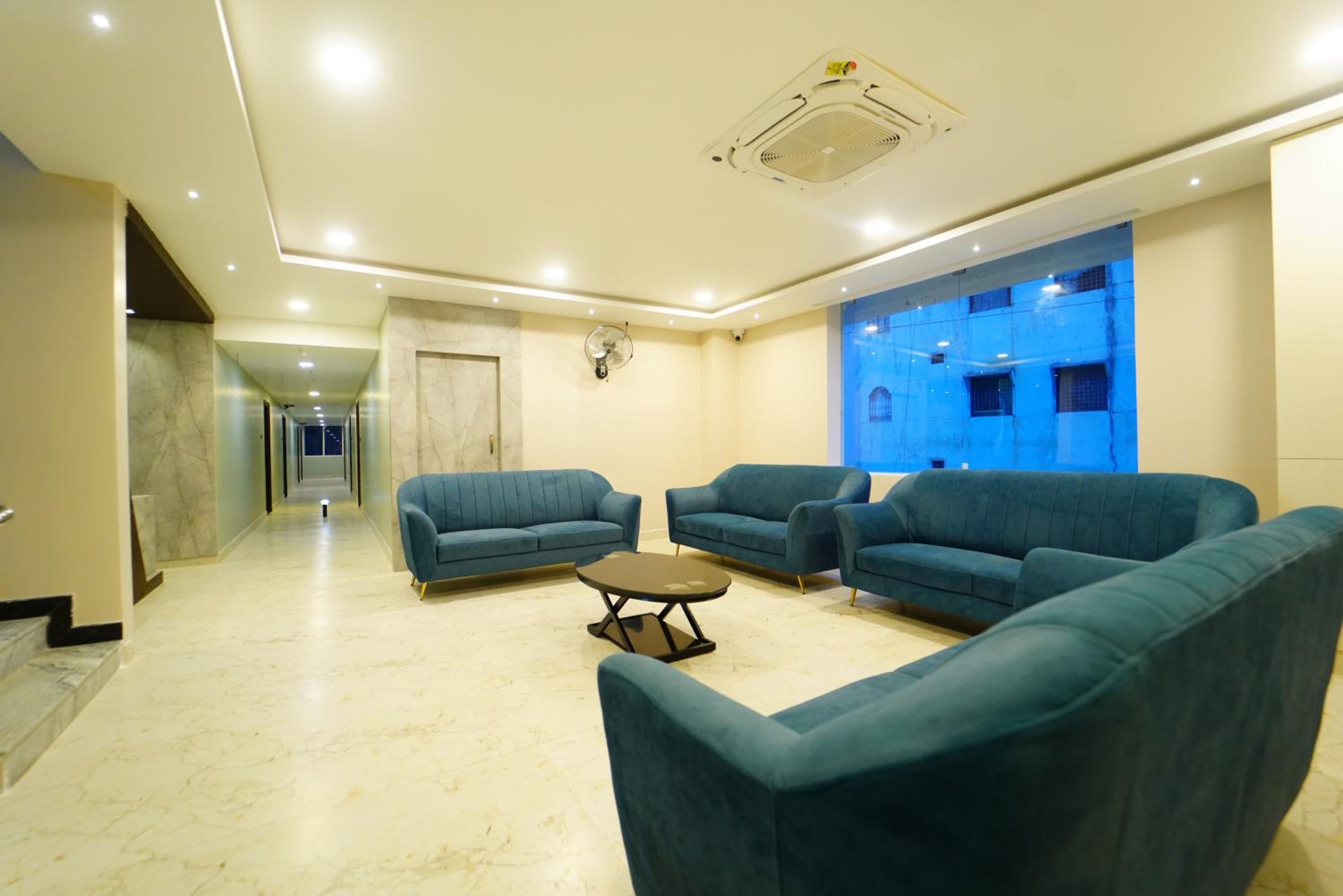 Deluxe Double Room (2 Adults + 1 Child) - Photo 1