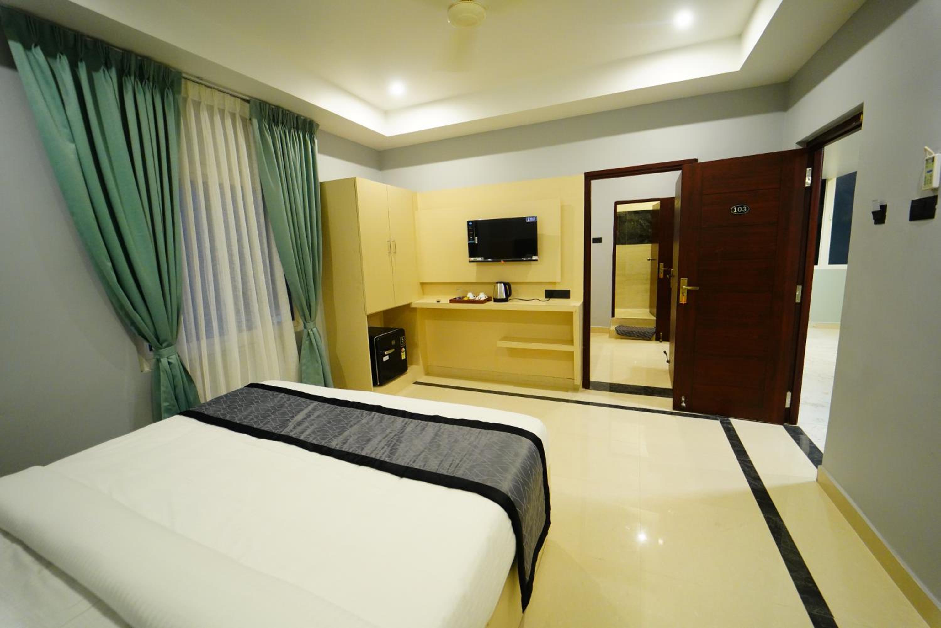 Deluxe Double Room (2 Adults + 1 Child) - Photo 2