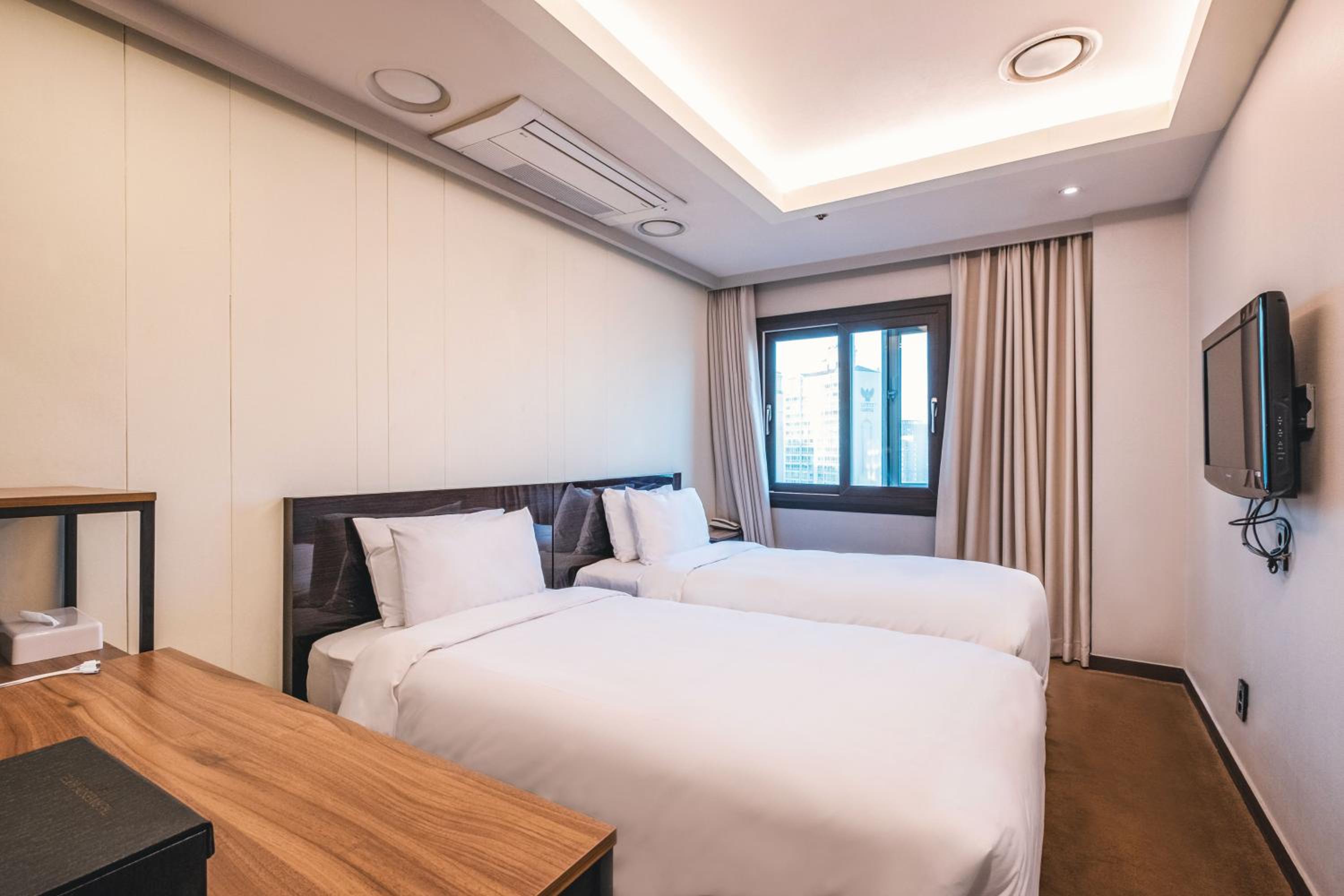 Superior Twin Room with City View