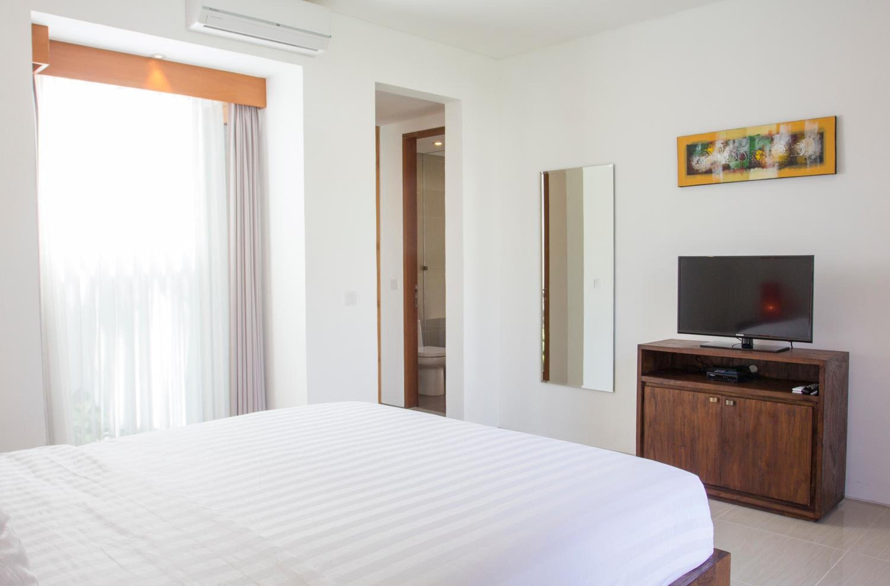 Three-Bedroom Villa with Private Pool and Garden - Photo 4