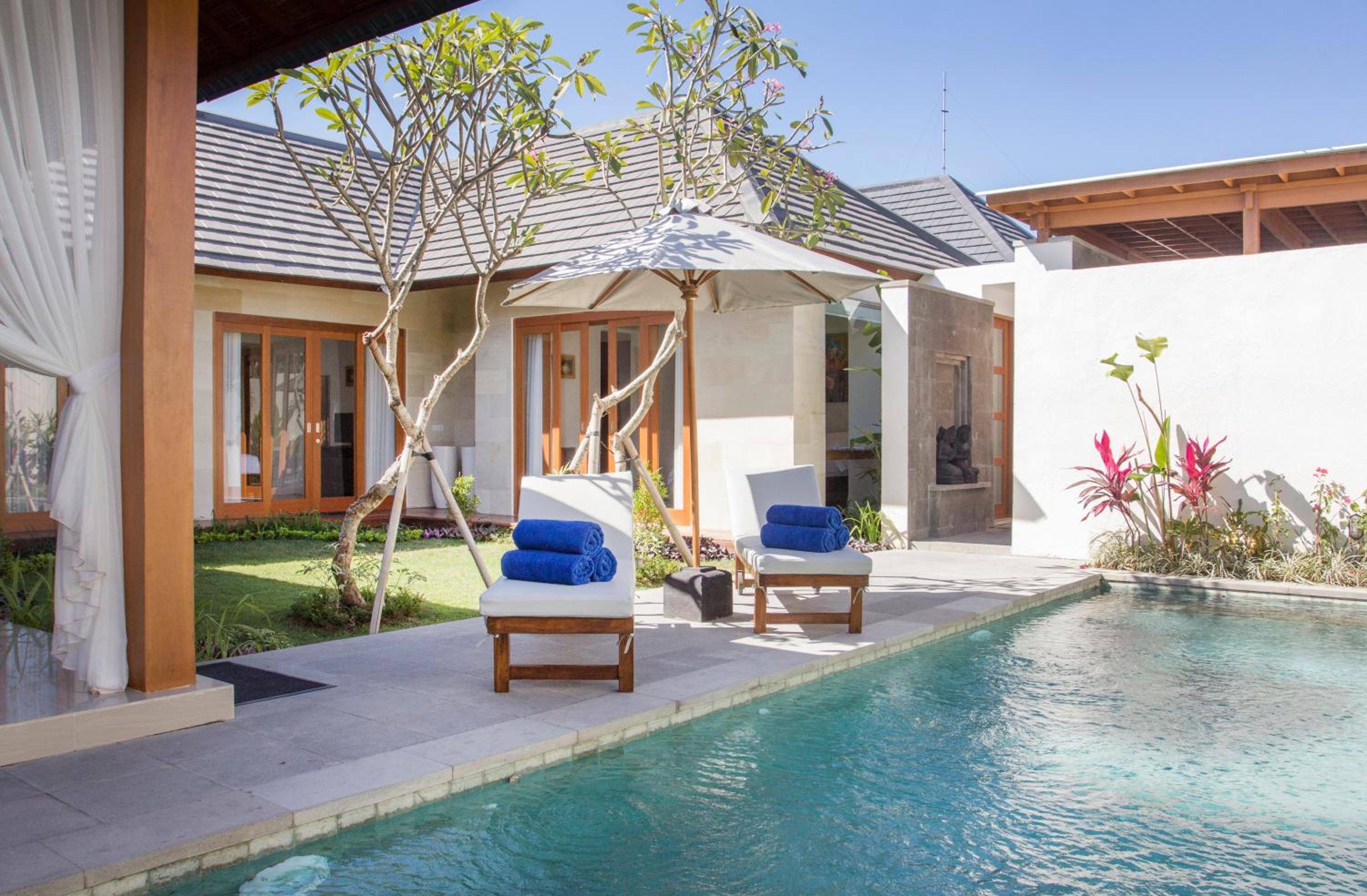 Three-Bedroom Villa with Private Pool and Garden - Photo 11