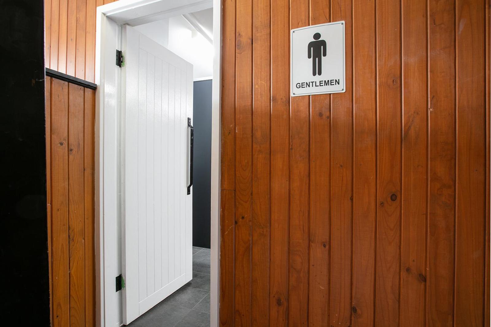 Budget Twin Room with Shared Bathroom photo 2