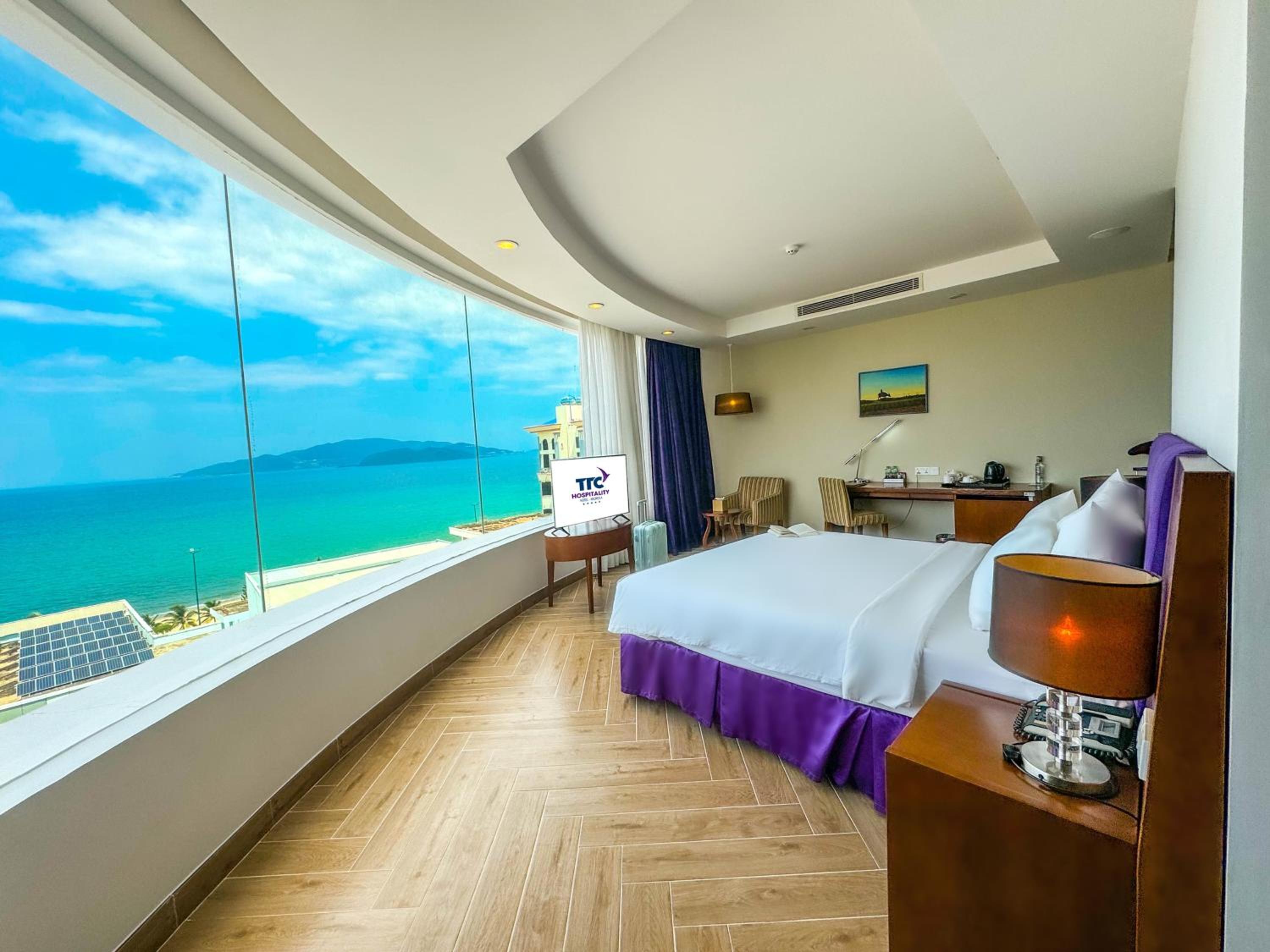 Senior Suite Ocean View King photo 3
