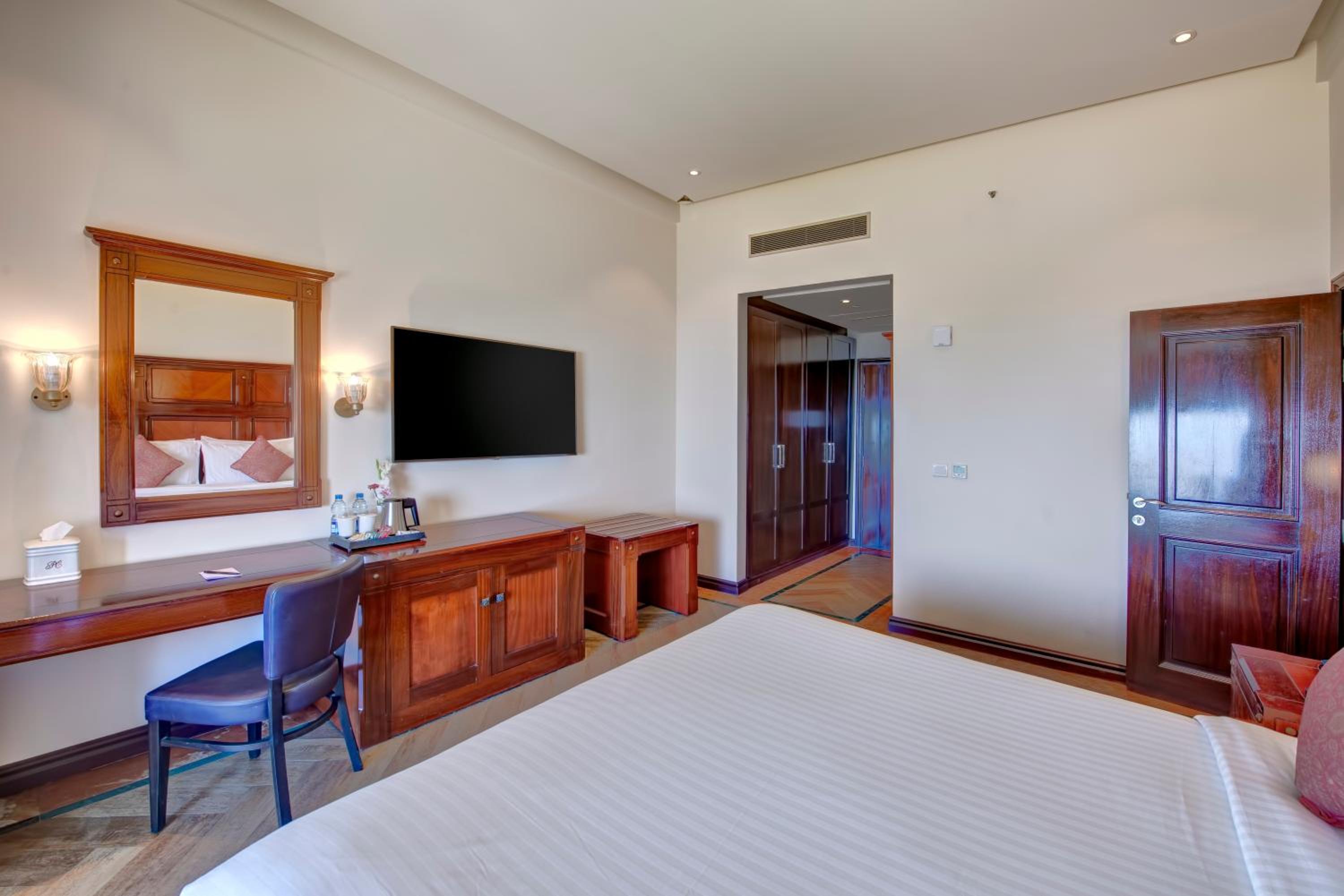 Deluxe King Room - Photo 2