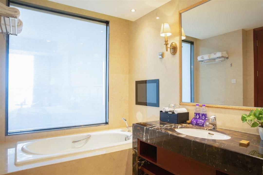 Standard King Room - Photo 8