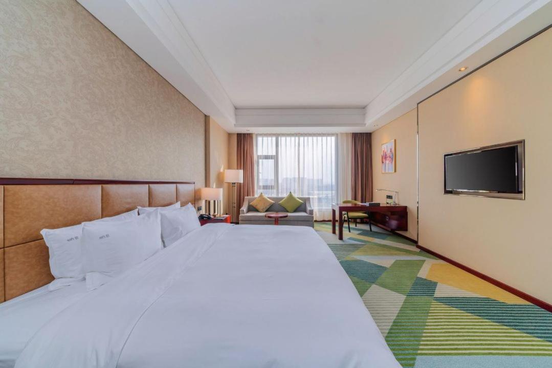 Standard King Room - Photo 9