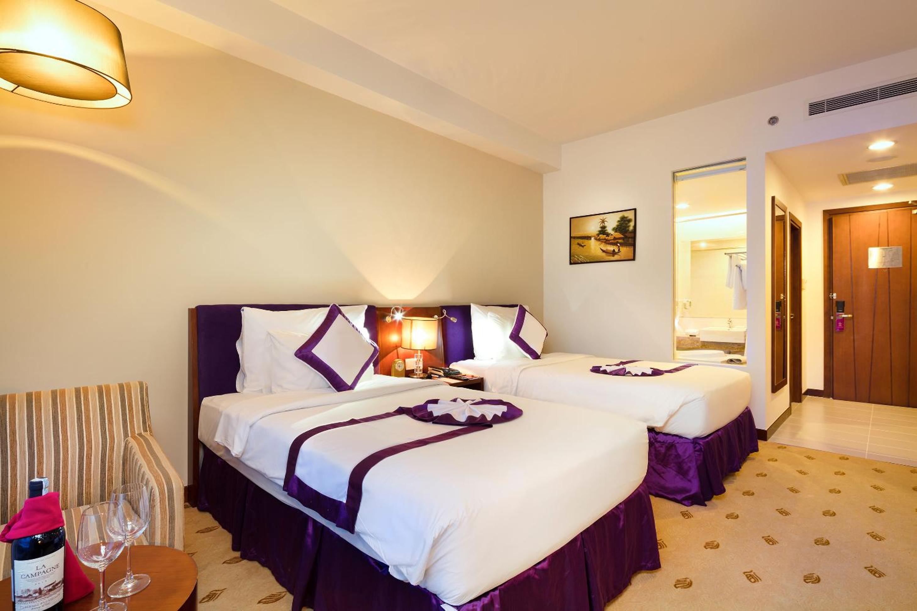 Deluxe Twin Room with Partial Sea View