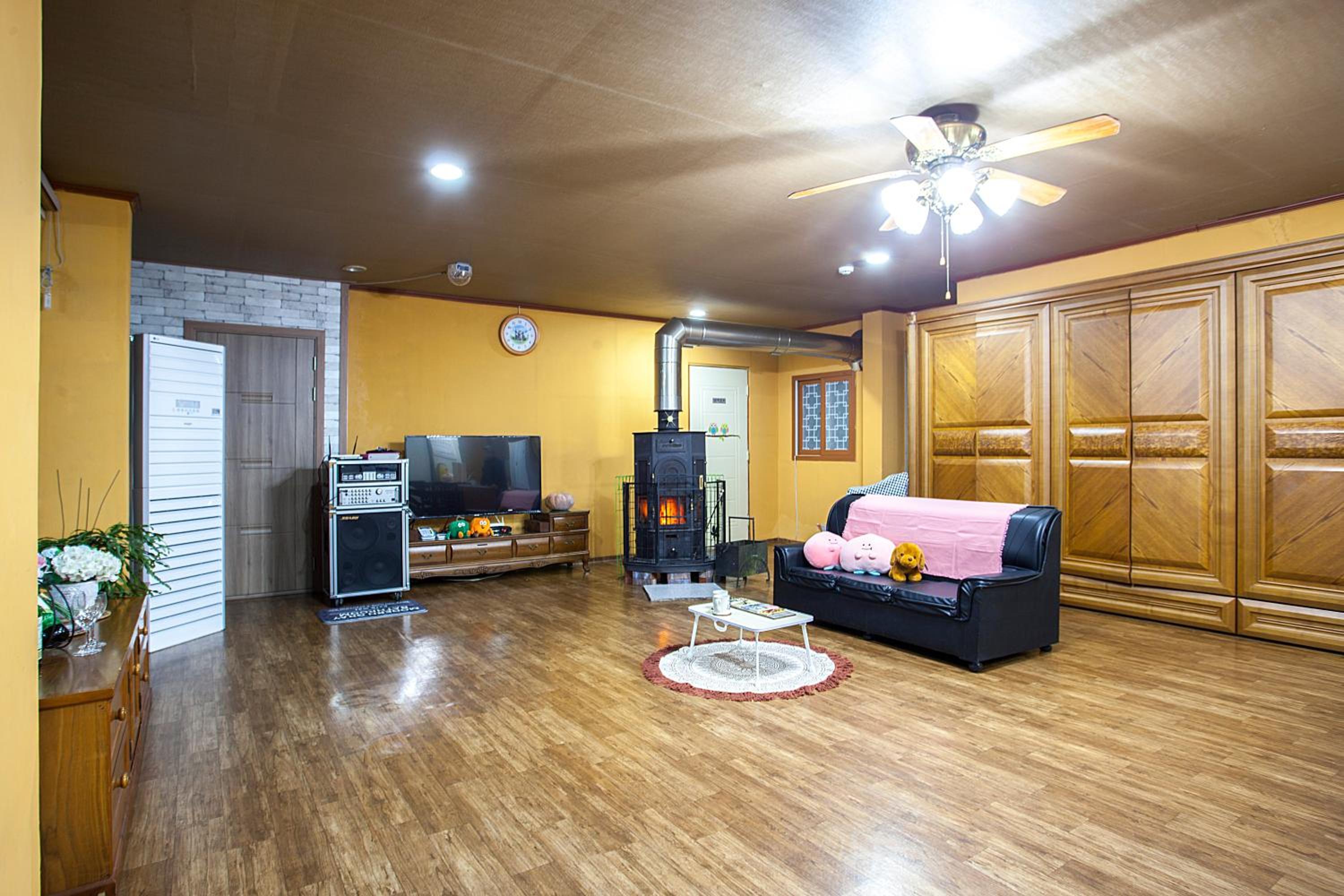 Family Room photo 1