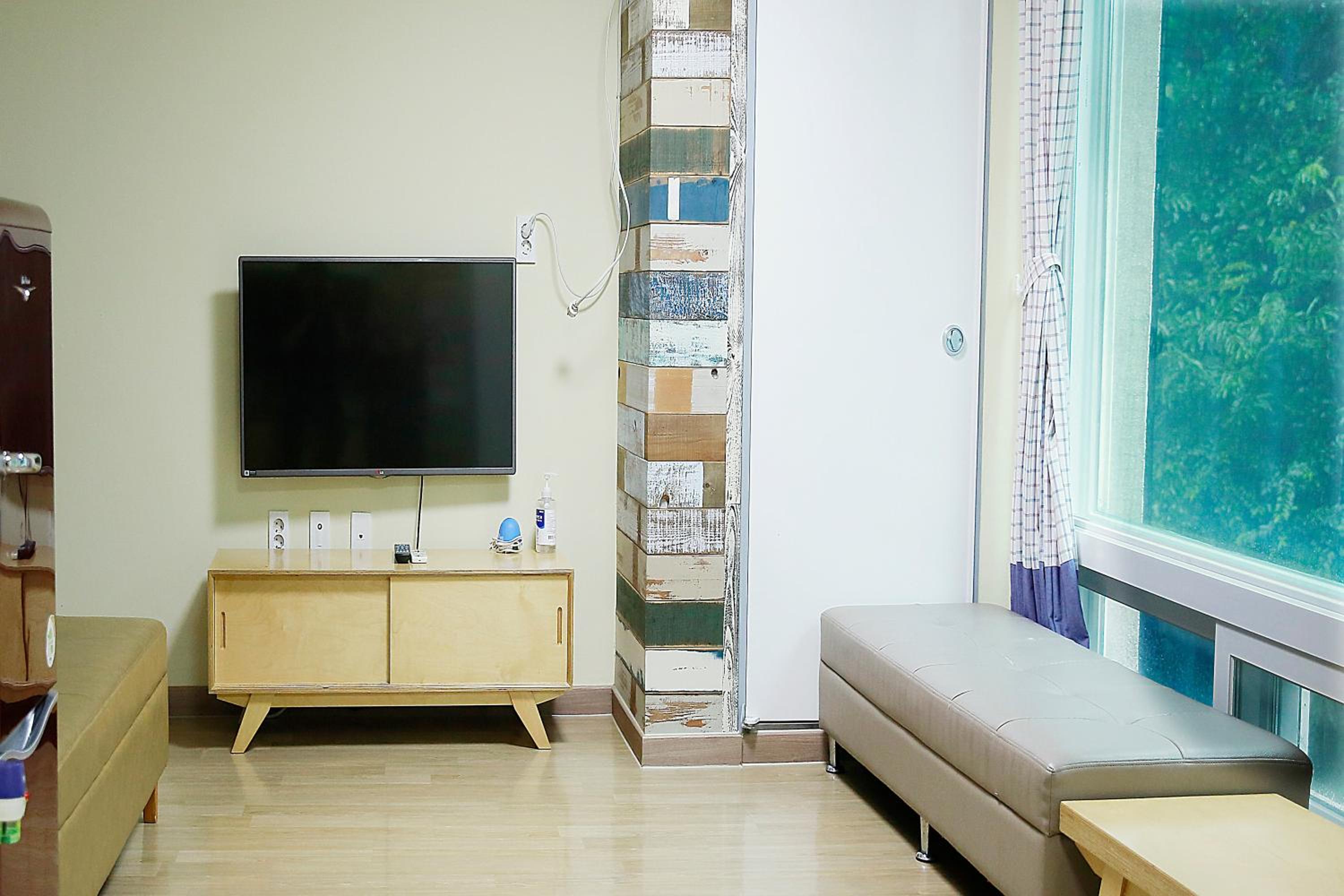 Family Room - Photo 5