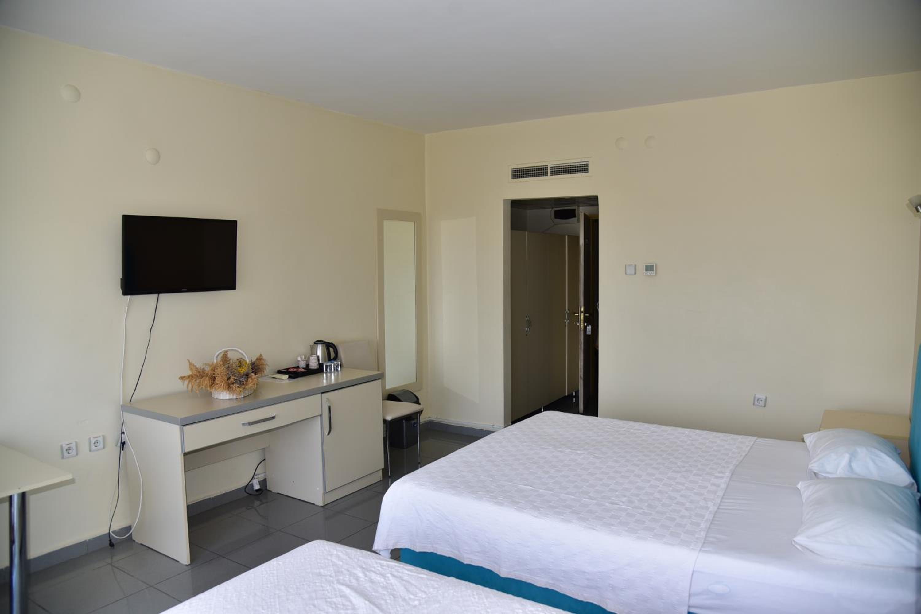 Double Room With Pool View photo 1