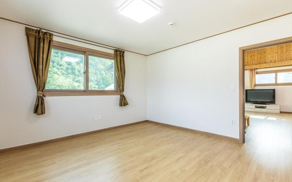 Family Room - Photo 2