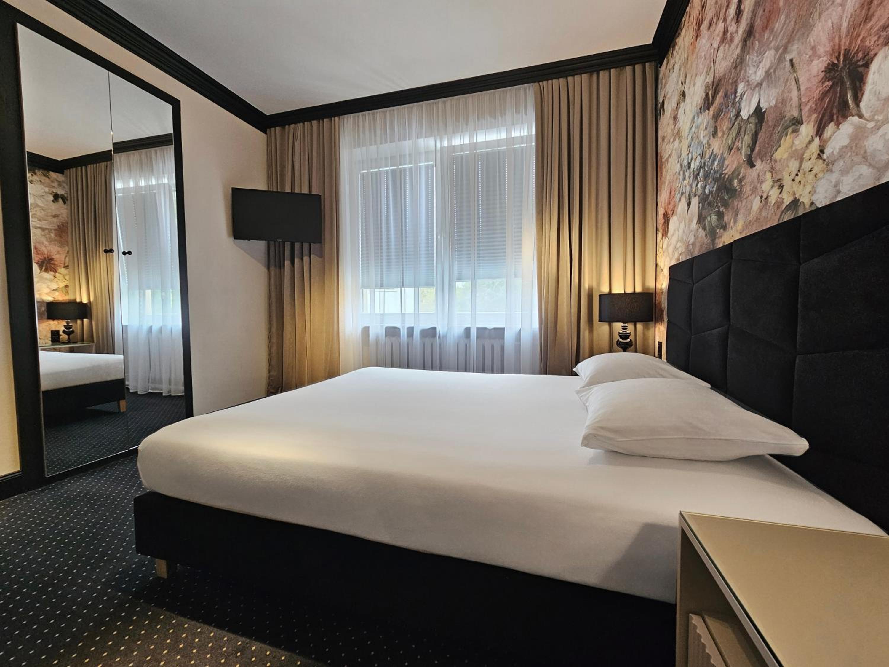 Small Double Room - Photo 12