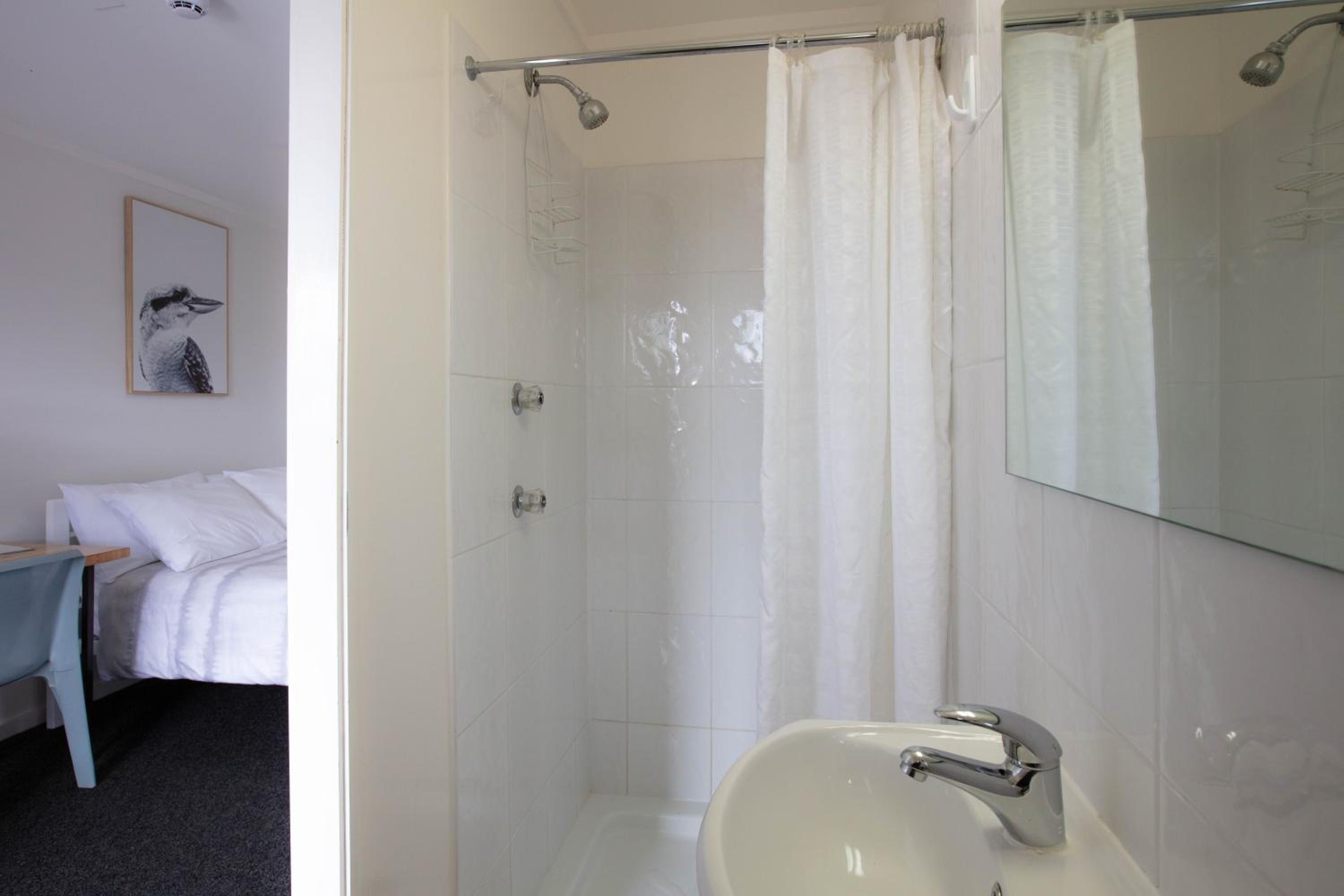 Motel Room 4 Share  - Photo 3