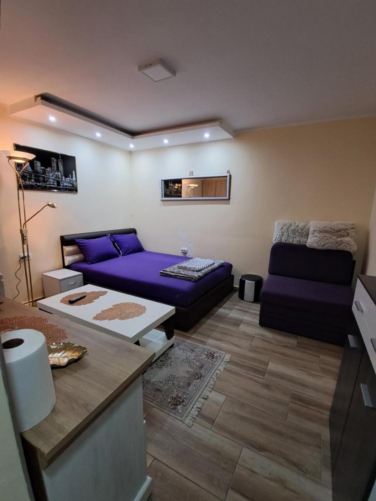 One-Bedroom Apartment photo 1