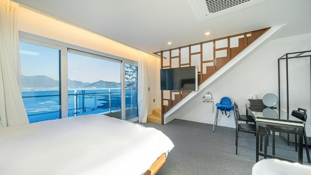 Double Room 8 photo 1