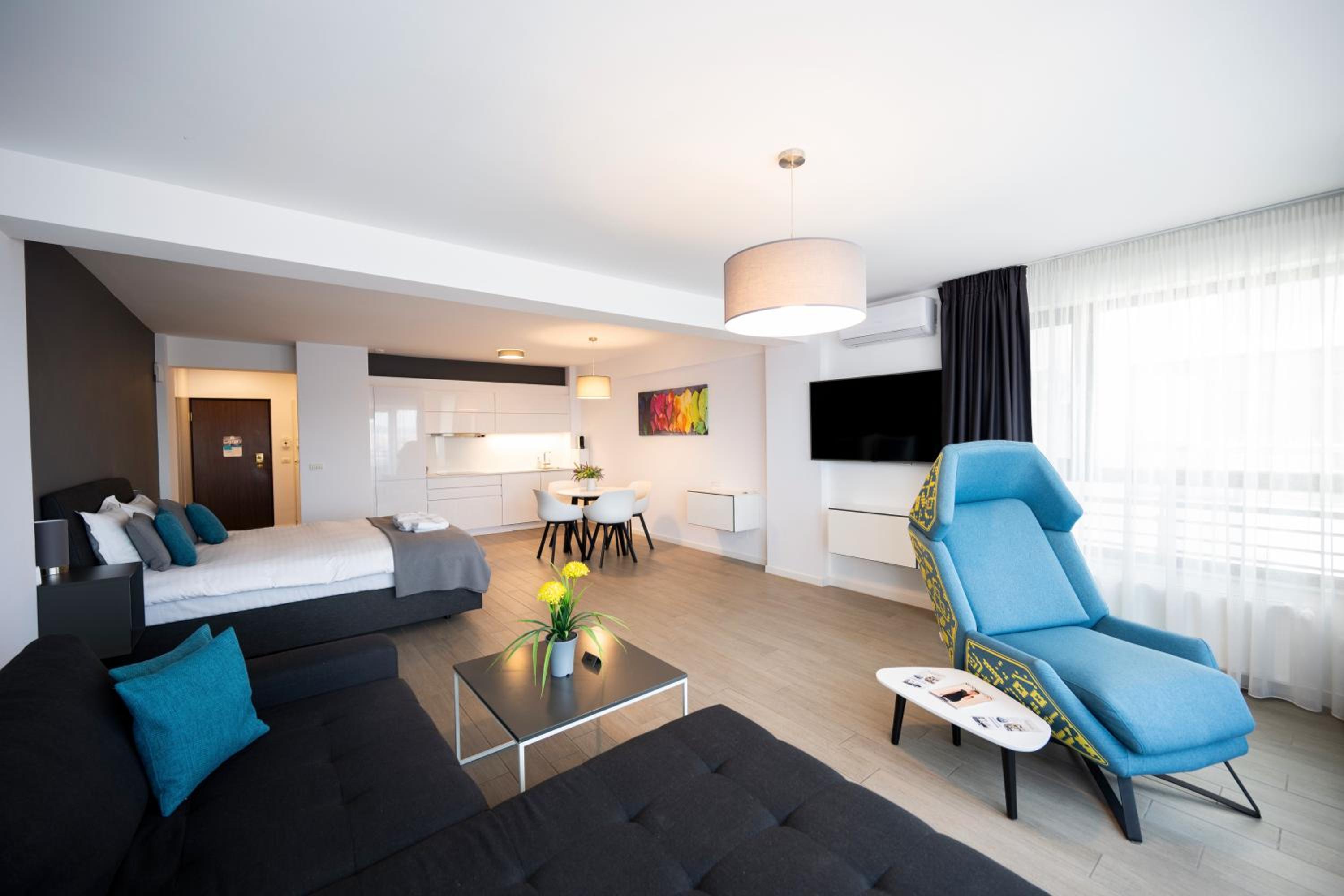 King Studio with Sofa Bed - Photo 9