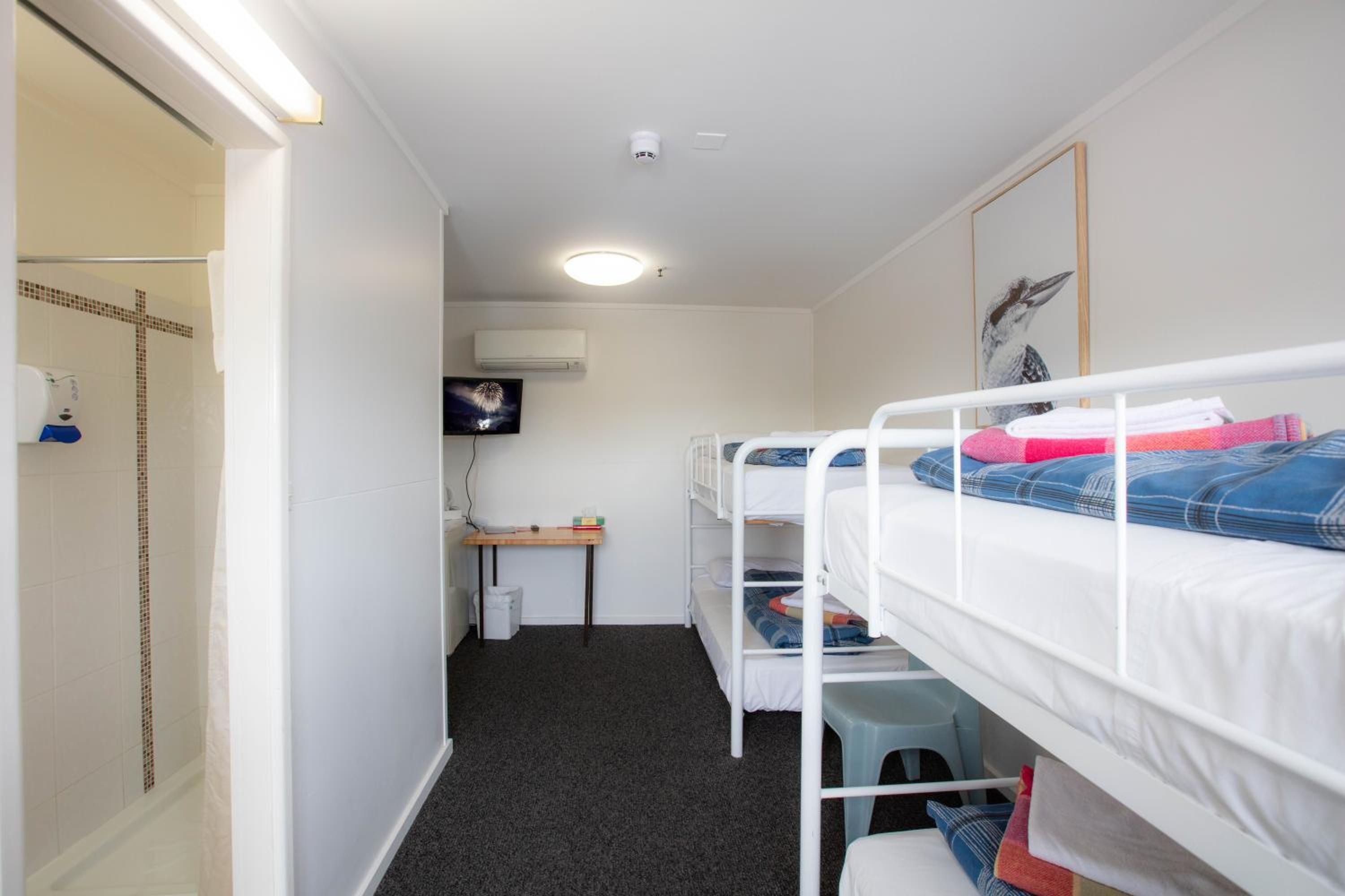Quadruple Room with Bathroom - Photo 2