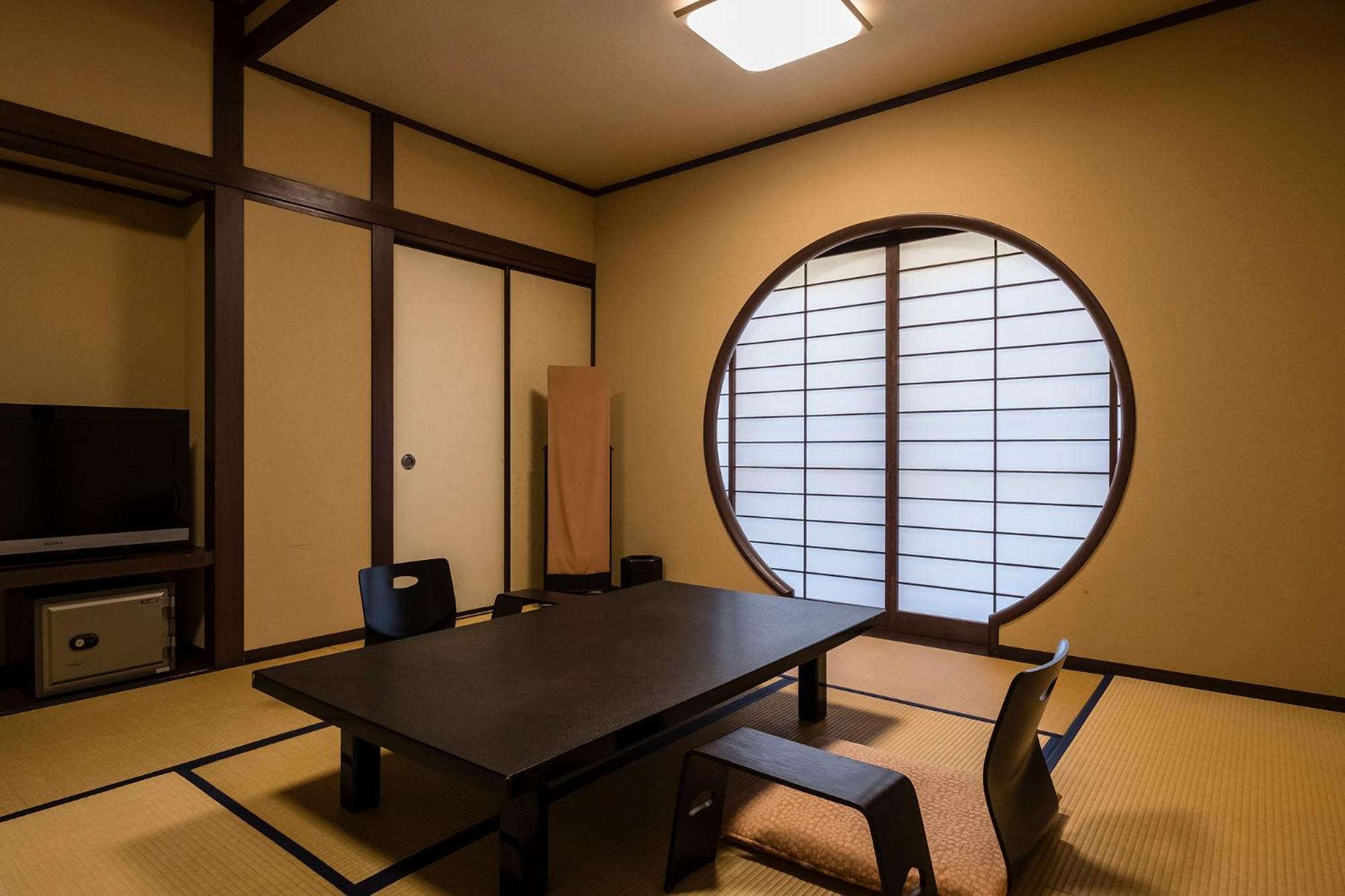 Superior Twin Room thumbnail 5