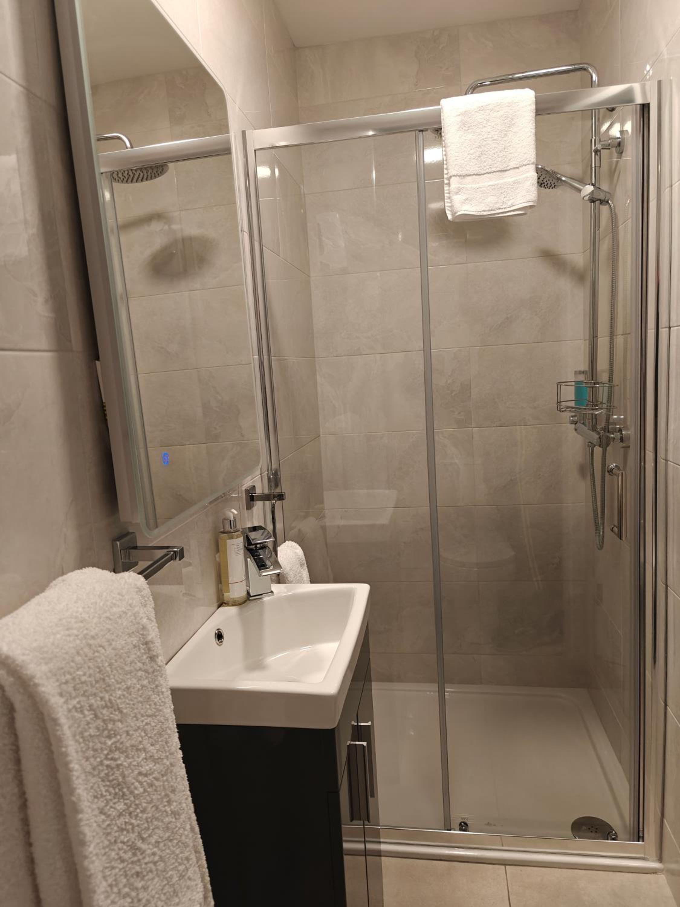 Single Room with Private Bathroom photo 3
