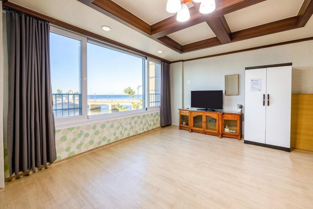 Family Room - Photo 1