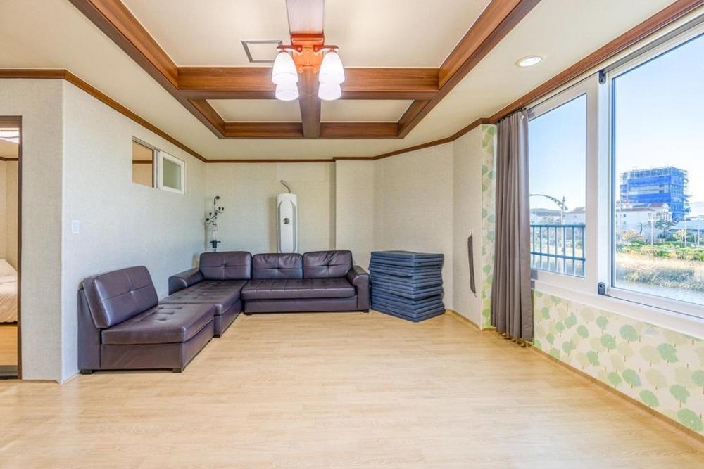 Family Room - Photo 7