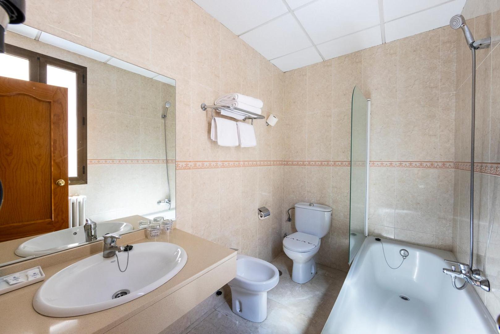 Twin Room - Photo 21