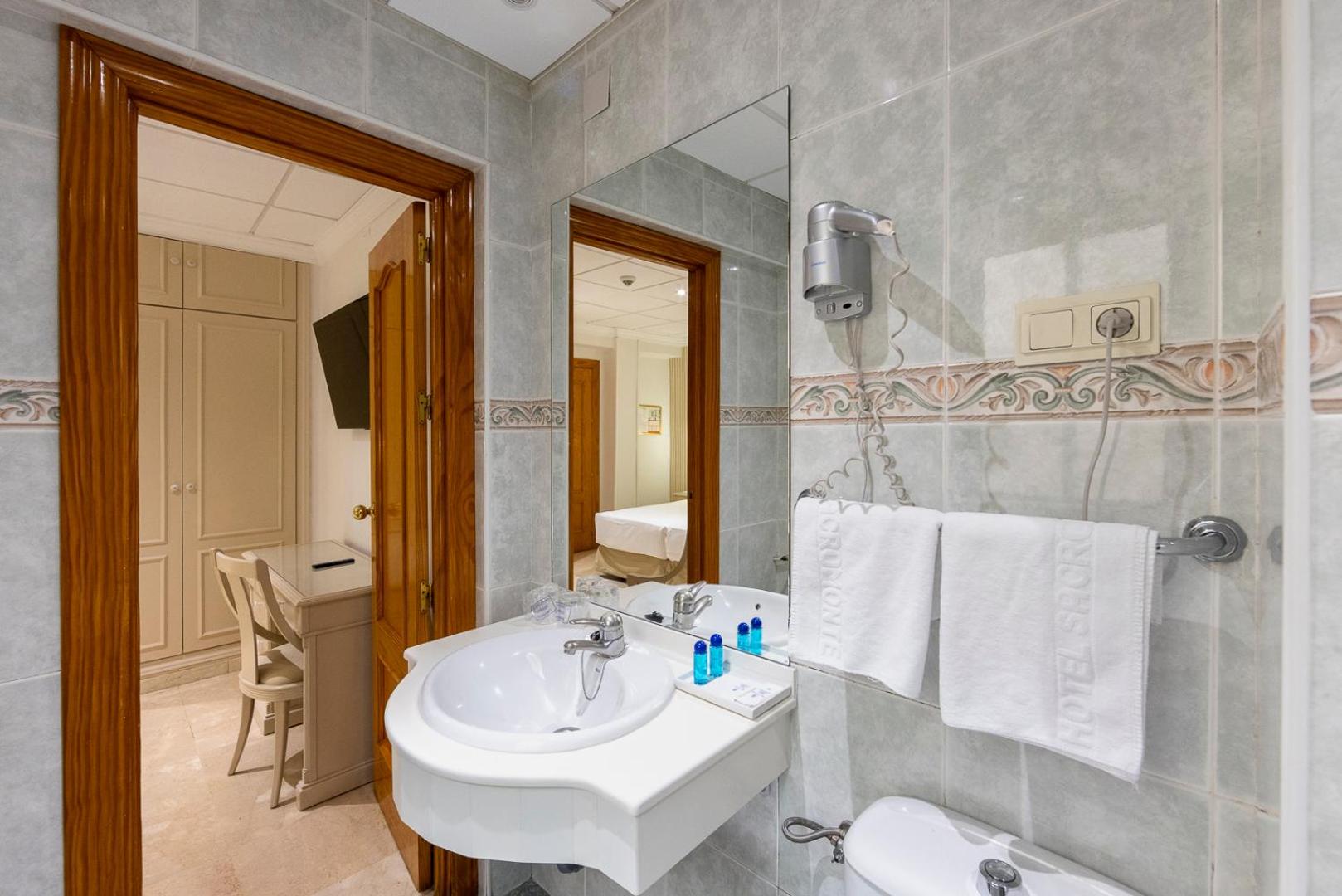 Twin Room - Photo 3