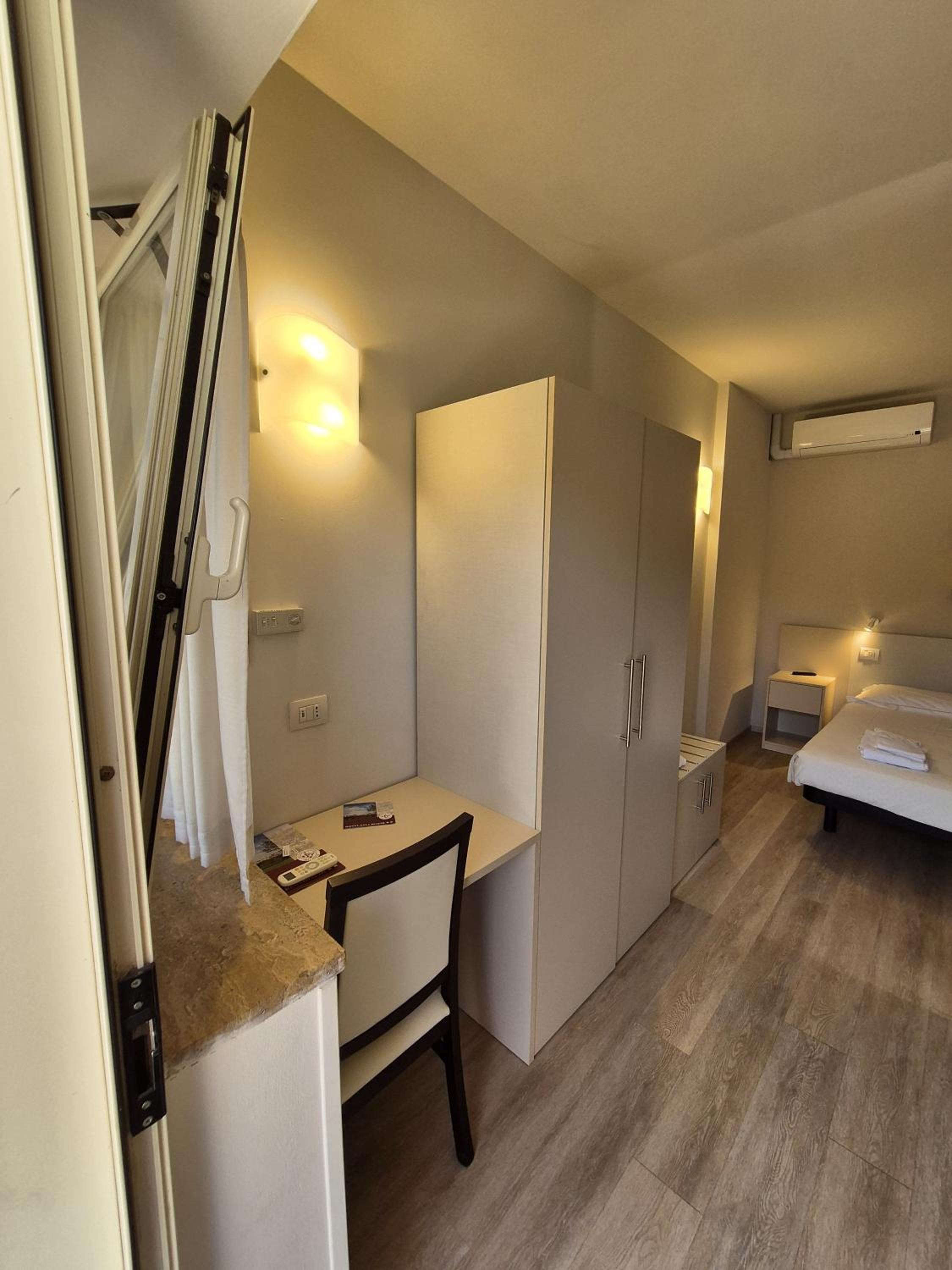 Economy Double Room - Photo 11
