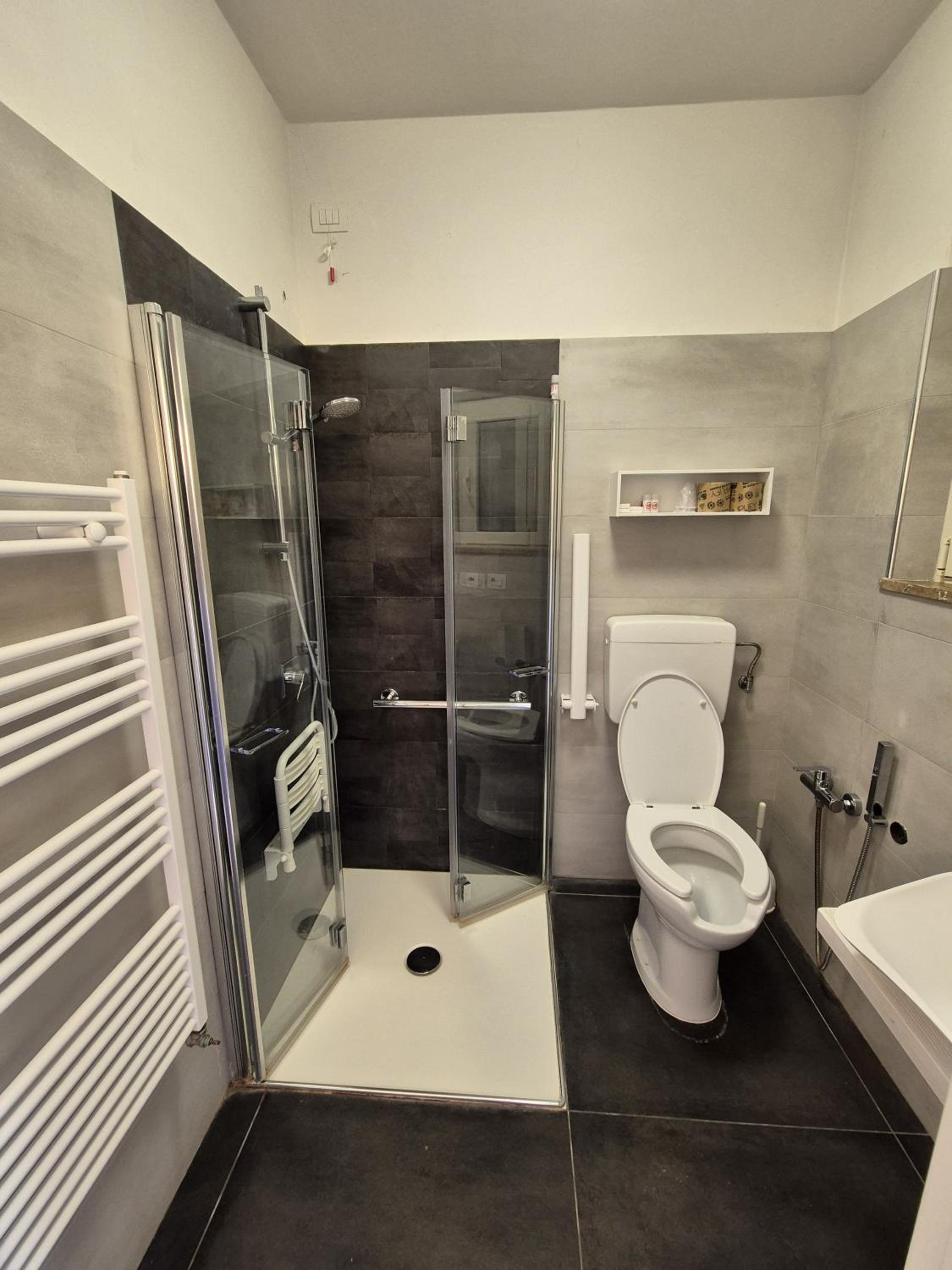 Economy Double Room - Photo 9