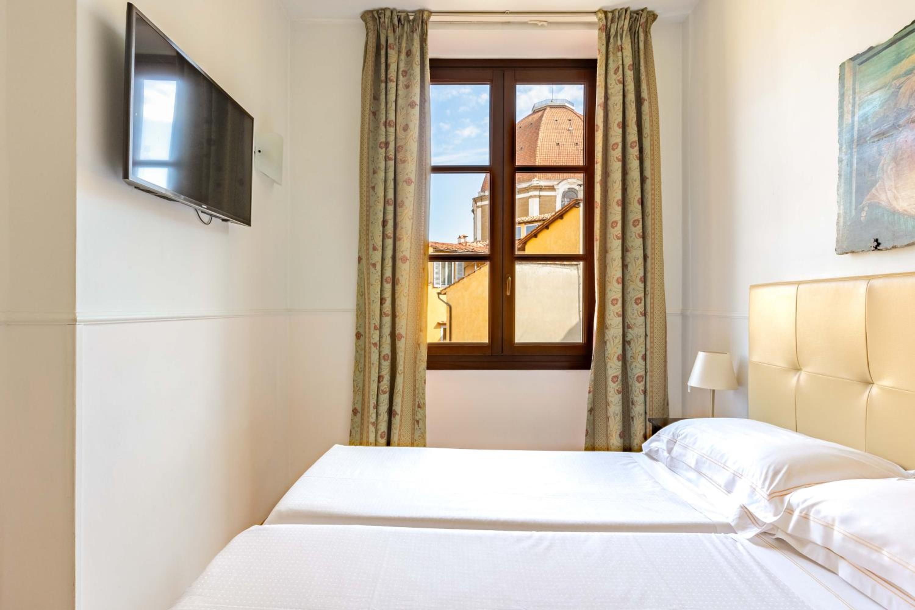 Deluxe Double Room thumbnail 5