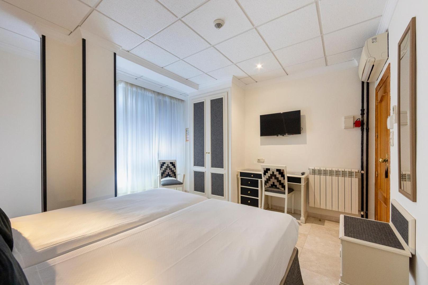 Twin Room - Photo 16
