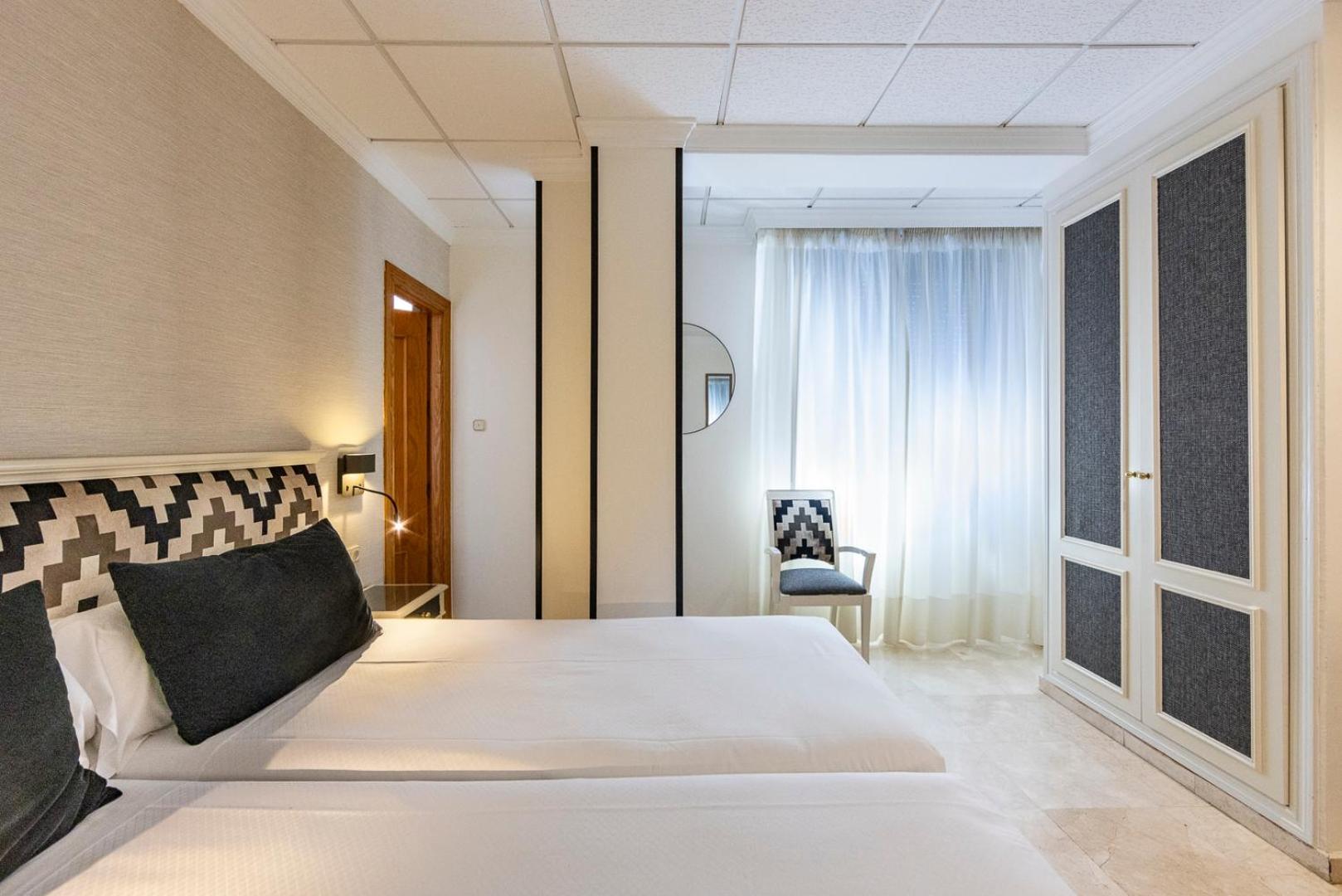Twin Room - Photo 13