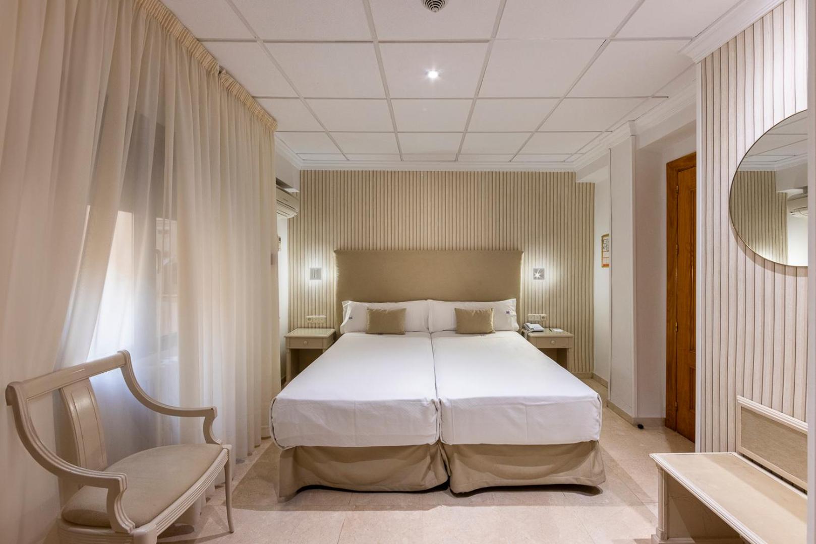 Twin Room - Photo 18