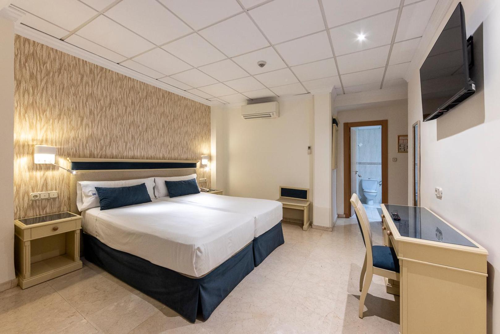 Twin Room - Photo 15