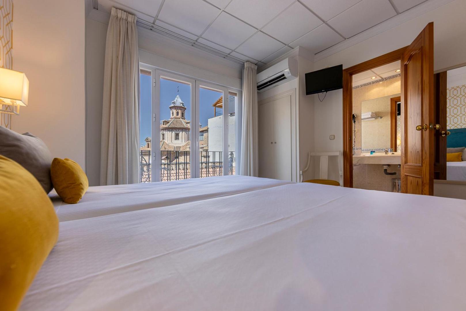 Twin Room - Photo 17