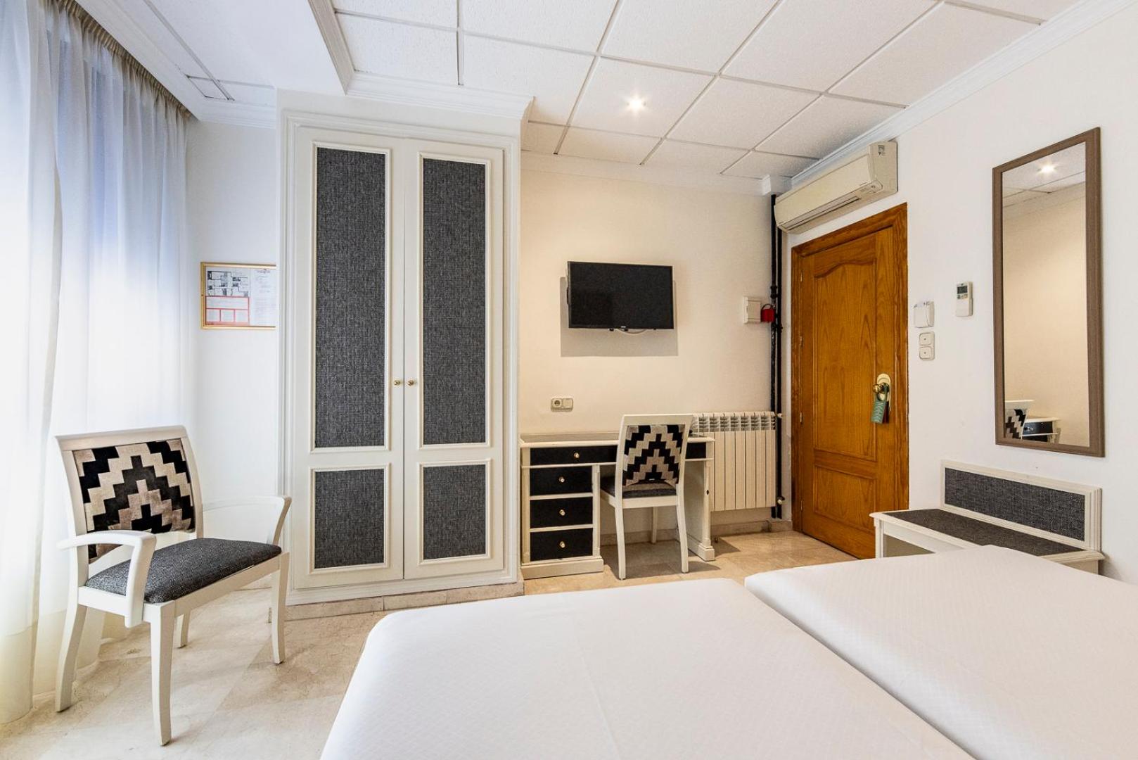 Twin Room - Photo 10