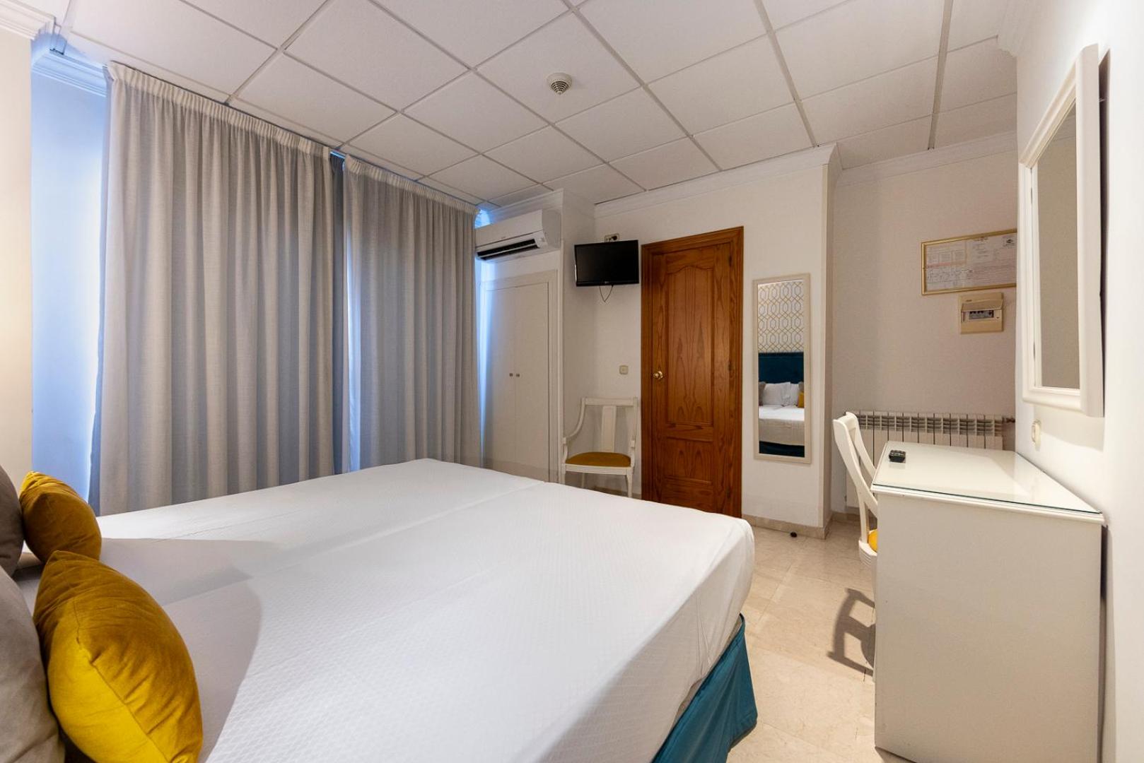 Twin Room - Photo 9