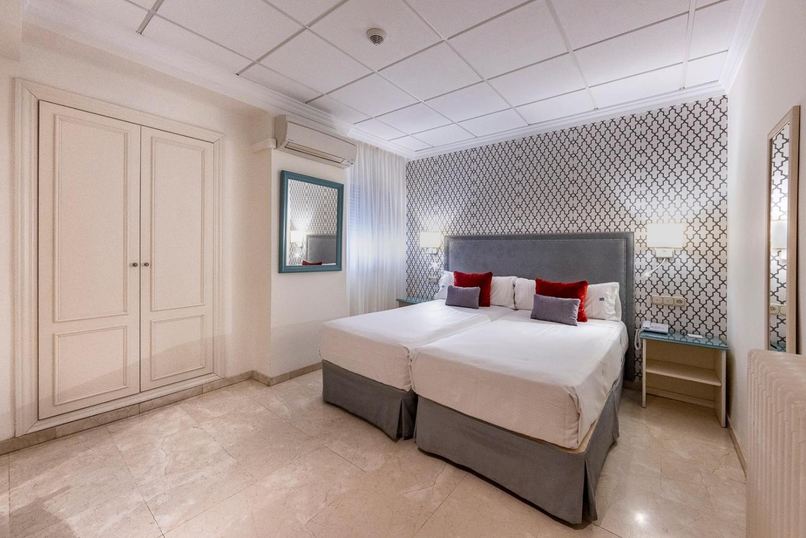 Twin Room - Photo 11