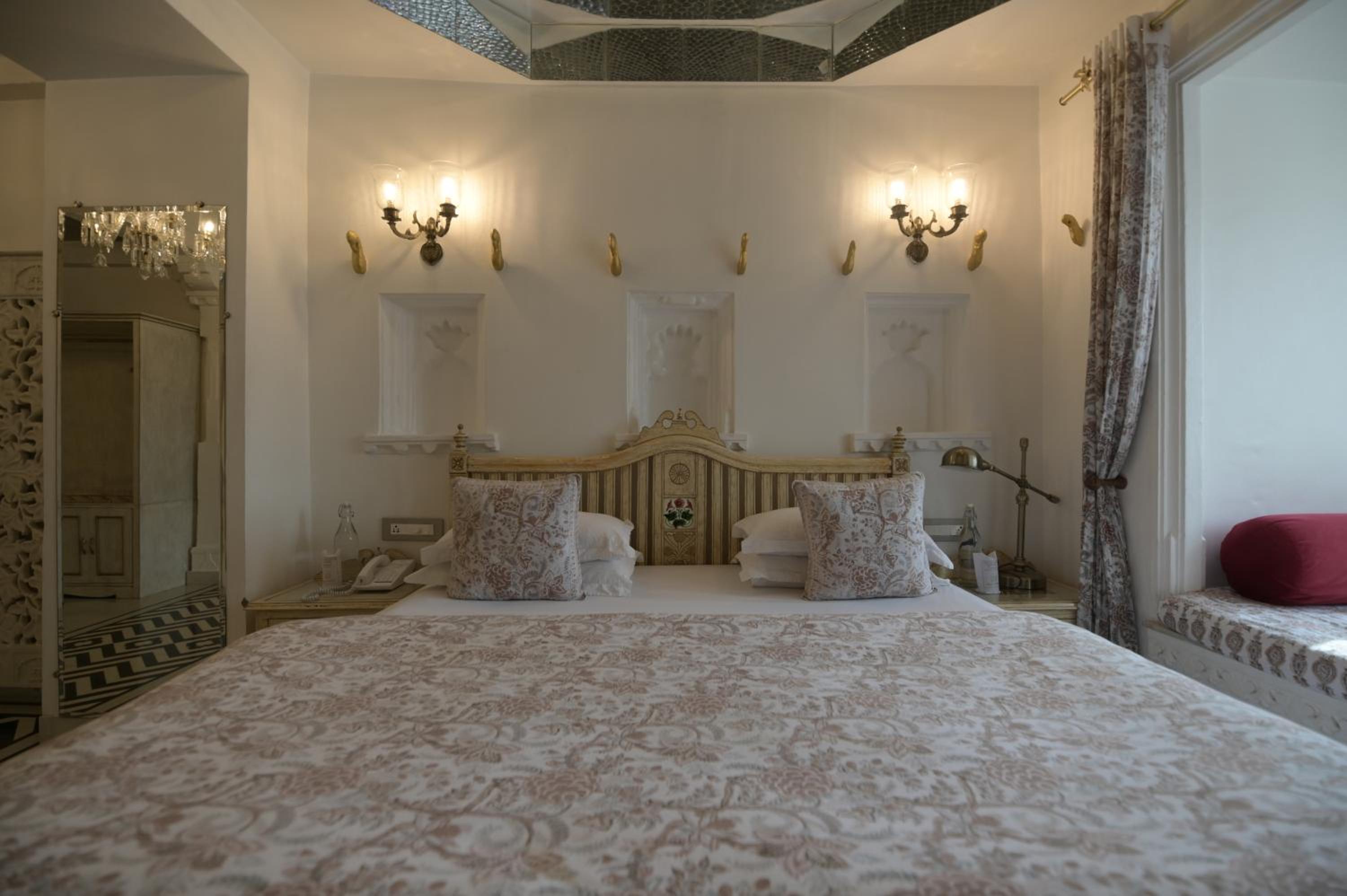 Jagat Suite Lake Facing :  Avail 30% Discount on spa (Valid for stay from 15 Apr to 30th Sept 2026) photo 2