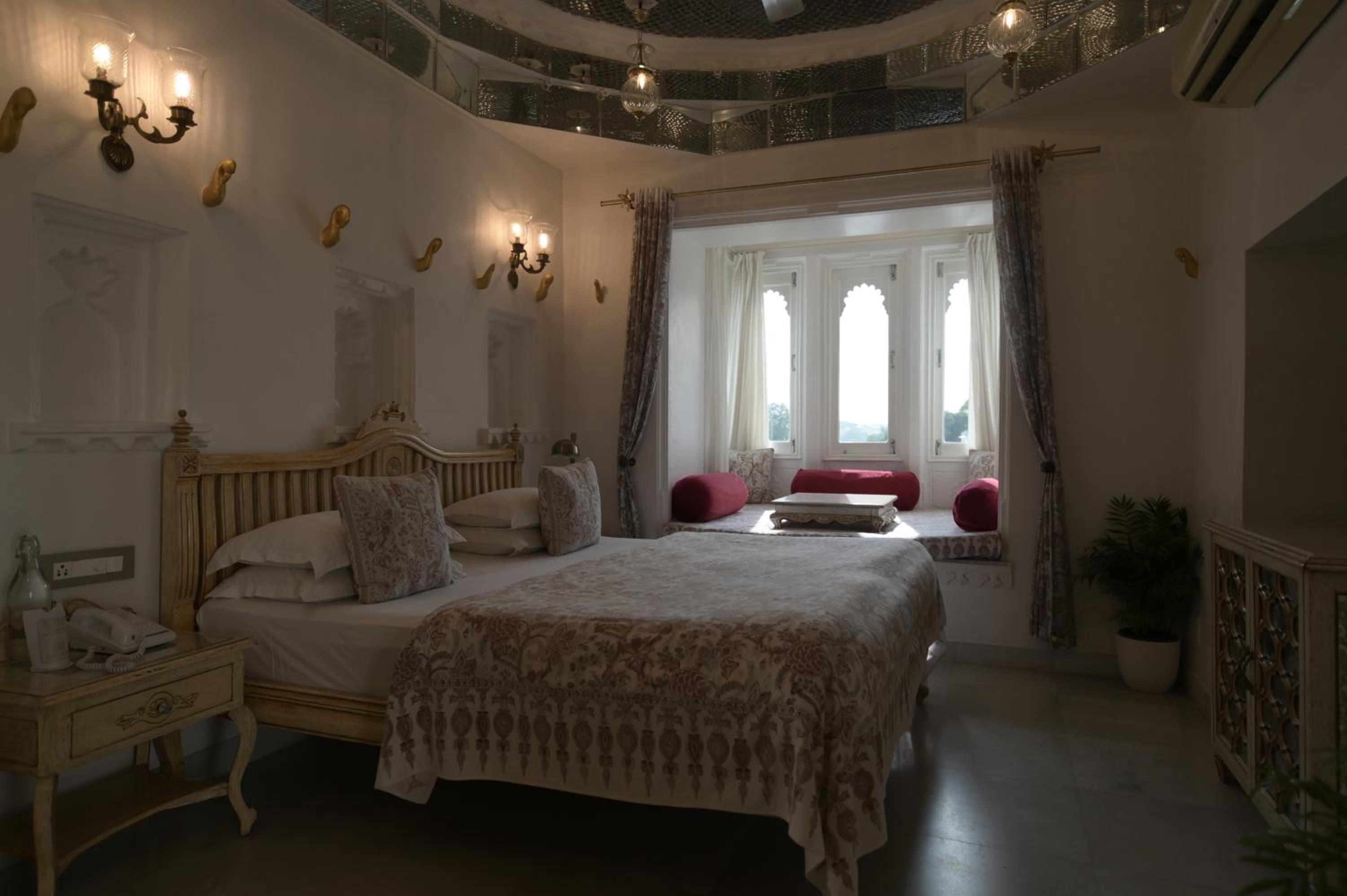 Jagat Suite Lake Facing :  Avail 30% Discount on spa (Valid for stay from 15 Apr to 30th Sept 2026) photo 3