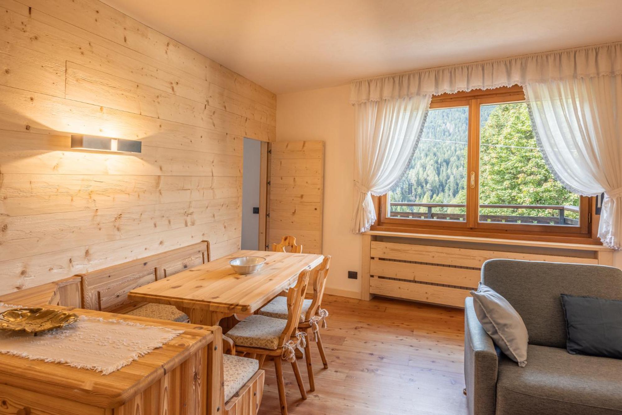 Apartment with Mountain View