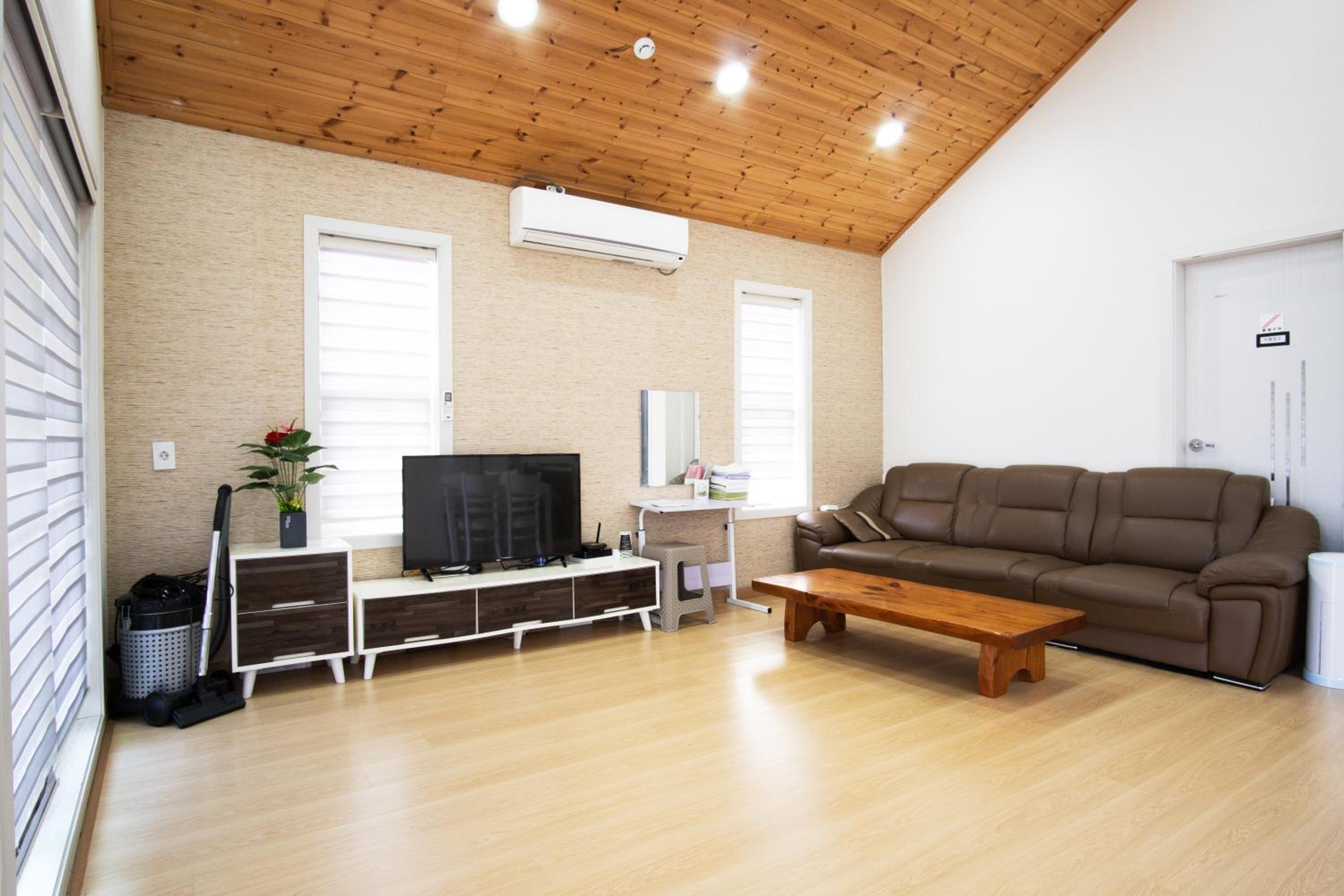 Family Room photo 3
