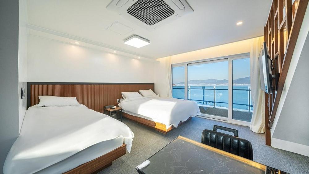 Double Room 8 photo 2