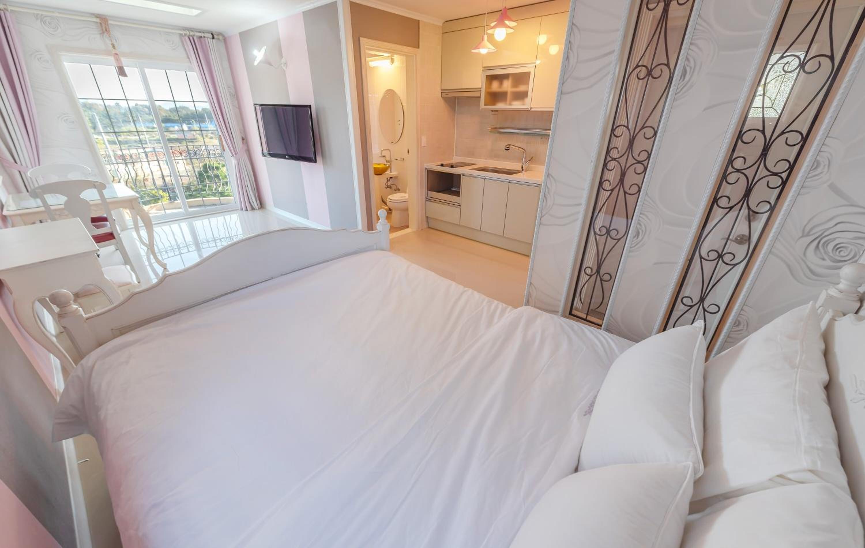 Double Room - Photo 8