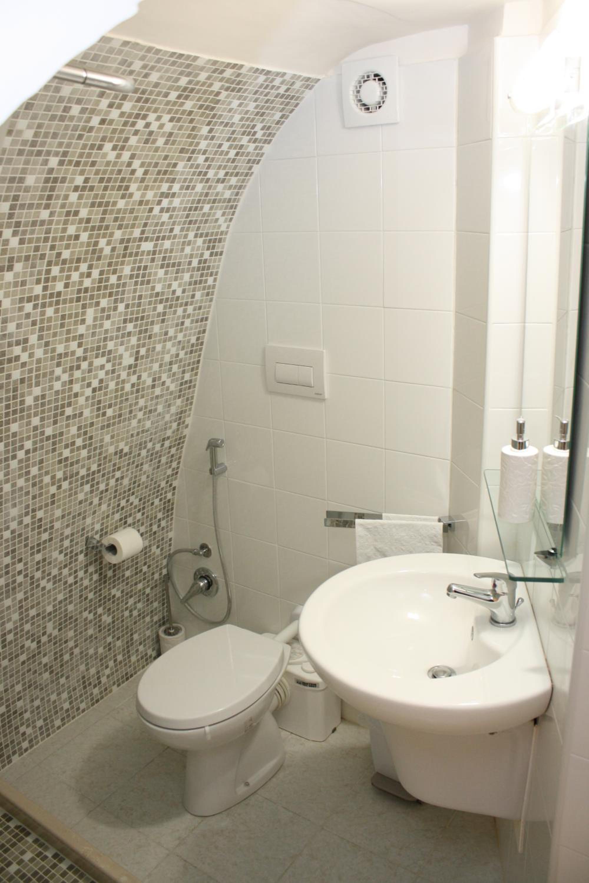 Twin Room - Photo 9
