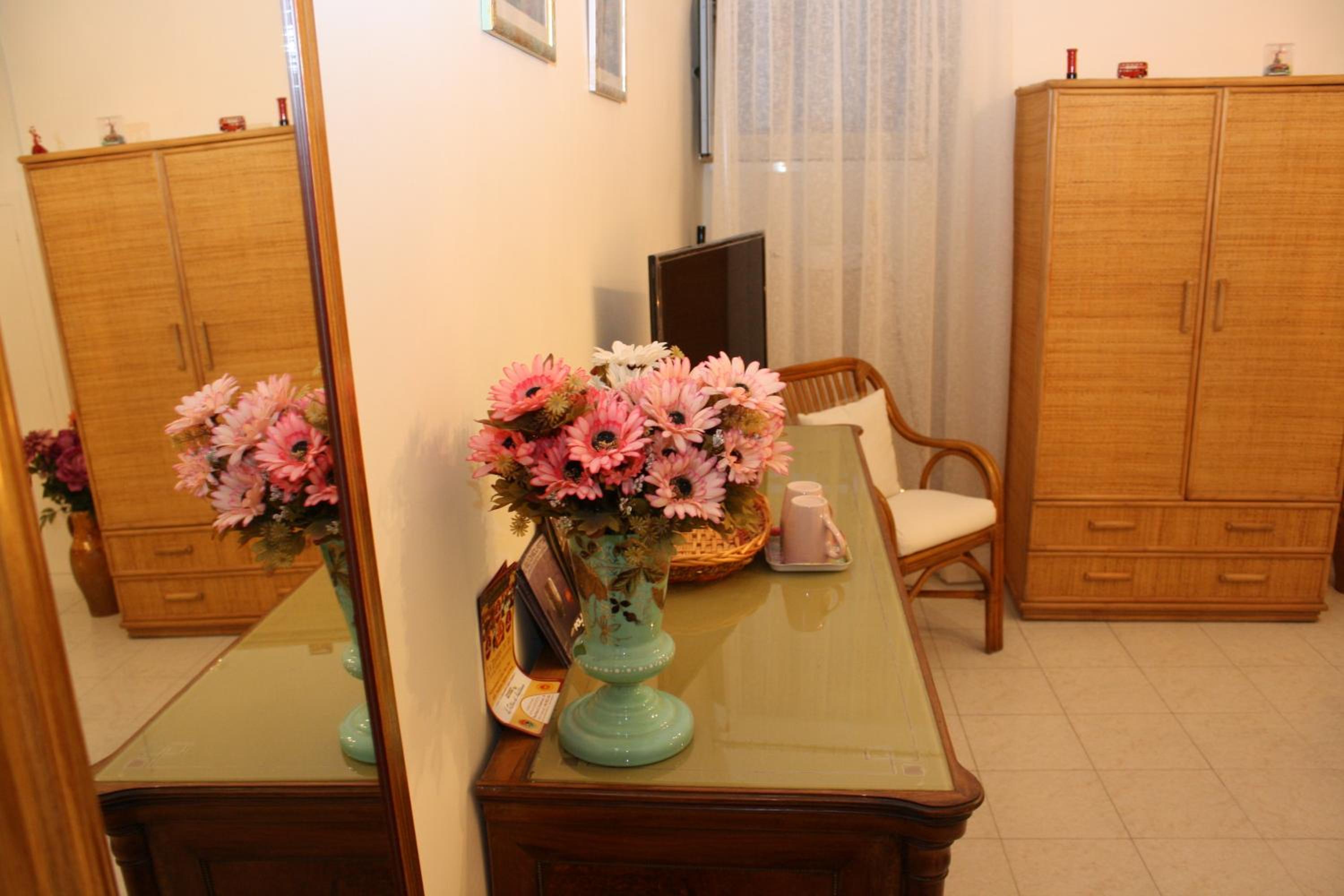 Large Double Room - Photo 14