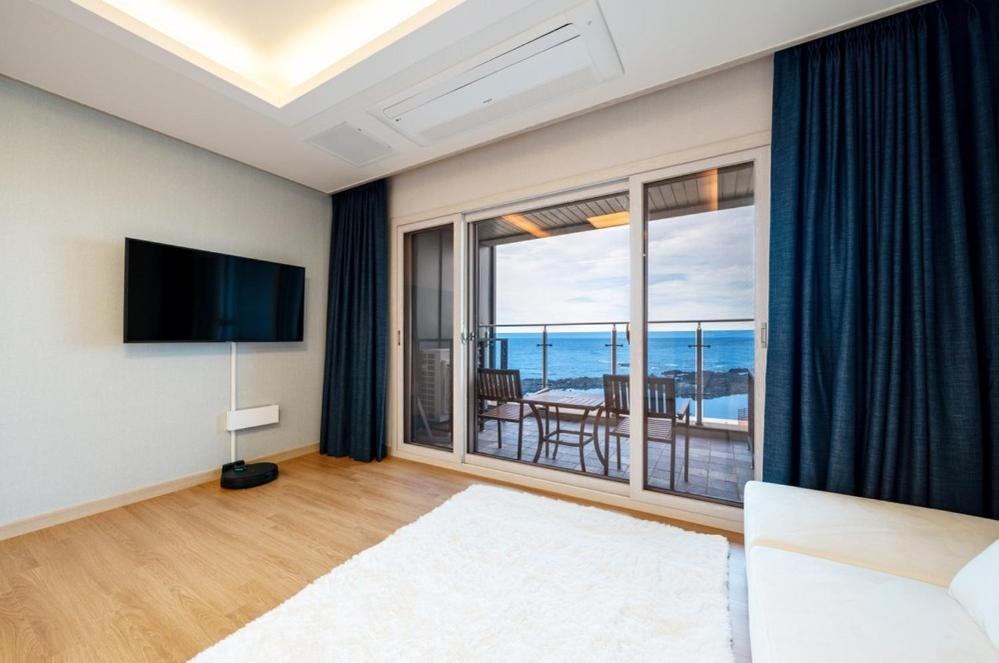 Double or Twin Room with Sea View photo 2