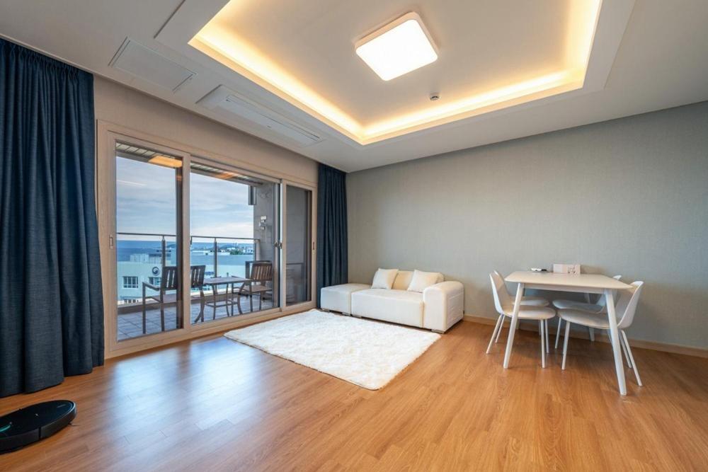Double or Twin Room with Sea View photo 3