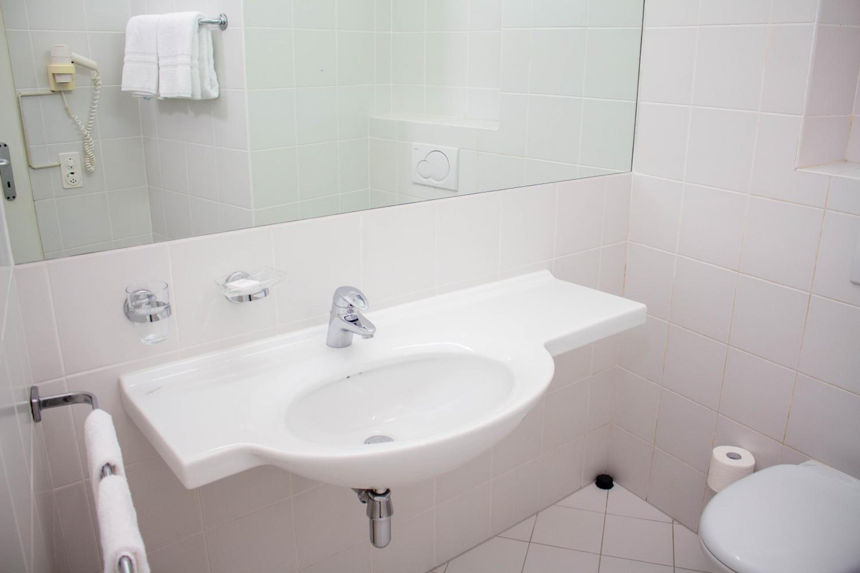 Double Room with Balcony - Photo 4